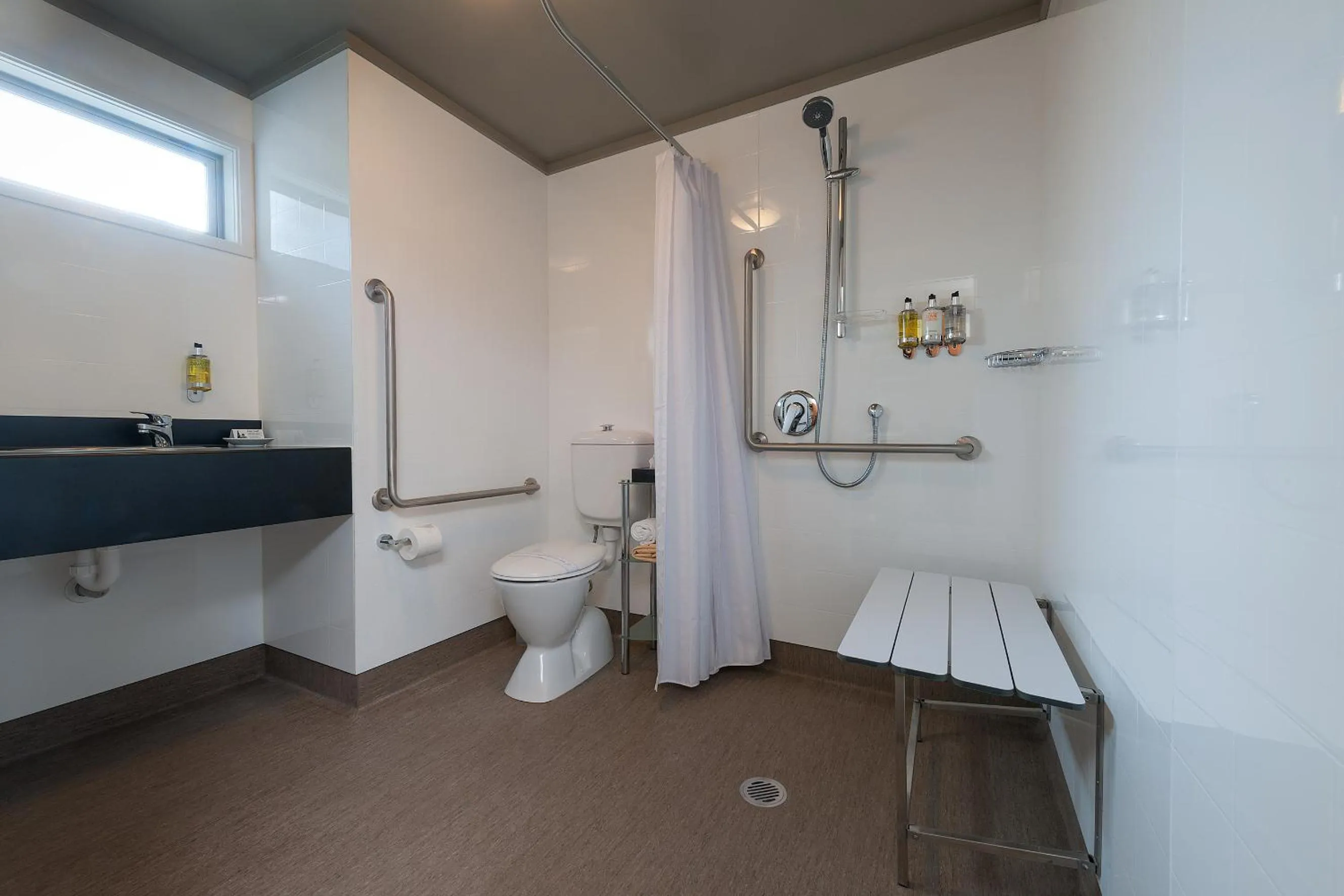 Bathroom in Beachcomber Inn Picton