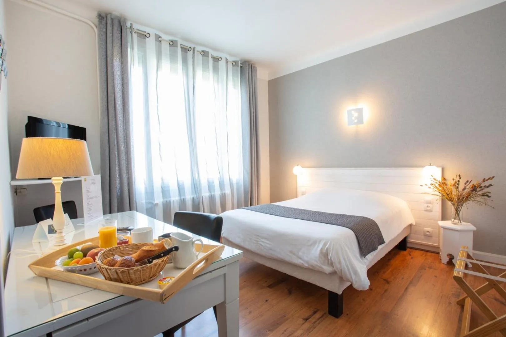 Photo of the whole room, Bed in Logis Hotel L'Occitan 2 étoiles