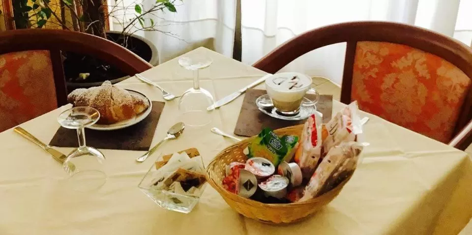 Restaurant/places to eat in Hotel Grazia Deledda