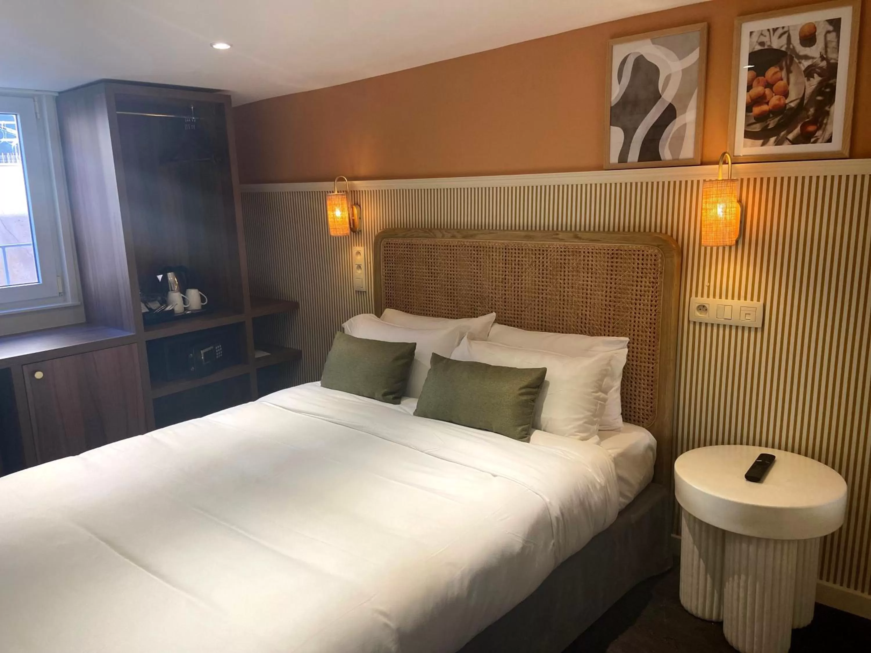 Photo of the whole room, Bed in Grand Hotel d'Orange, BW Signature Collection