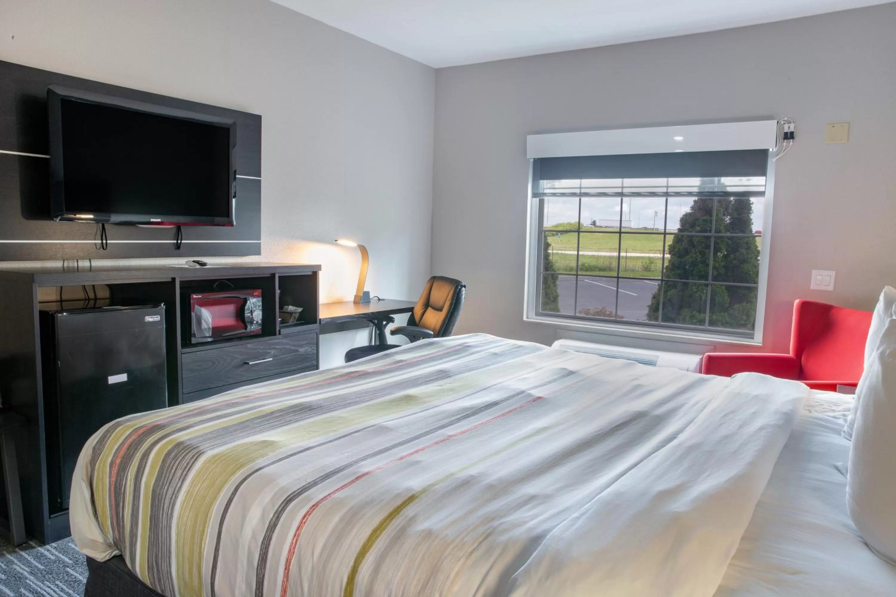 TV and multimedia, Bed in Country Inn & Suites by Radisson, Columbus West, OH