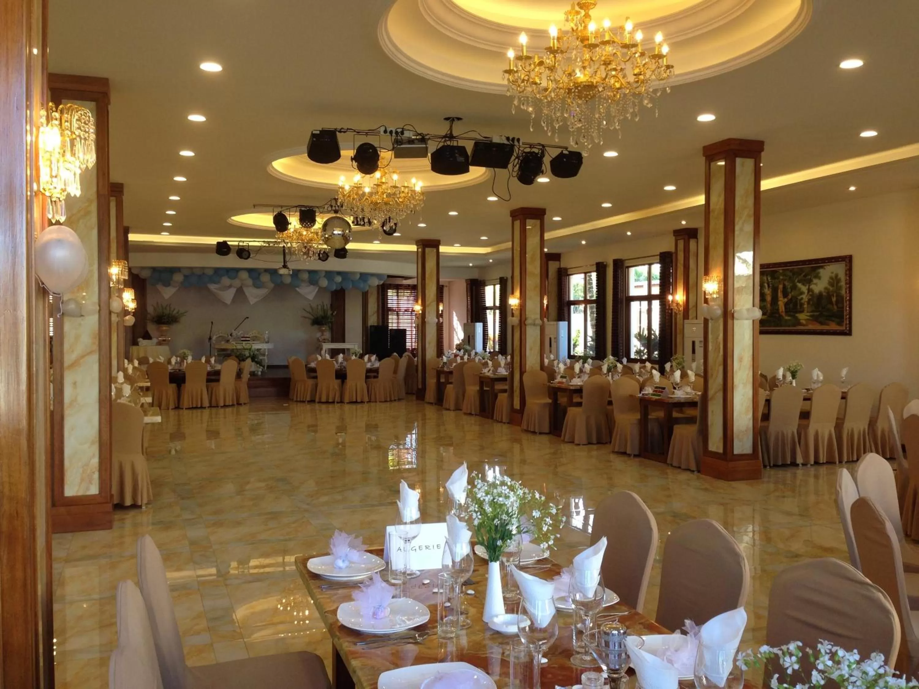 Restaurant/places to eat in Victoria Beach Hotel