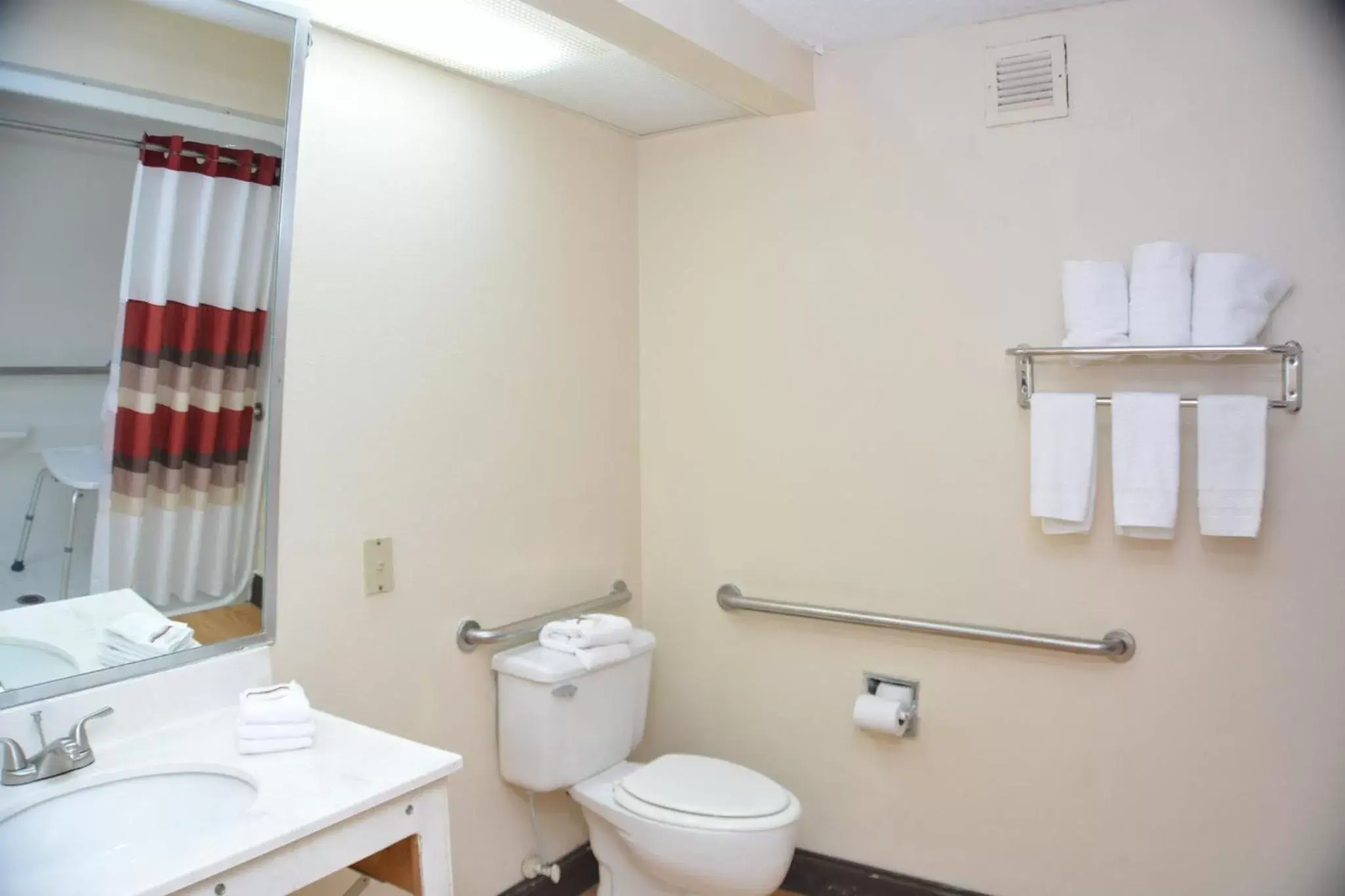 Suite King Room Disability Access Roll-In Shower Smoke Free in Red Roof Inn PLUS+ & Suites Chattanooga - Downtown Suite King Room Disability Access Roll-In Shower Smoke Free in Red Roof Inn PLUS+ & Suites Chattanooga - Downtown
