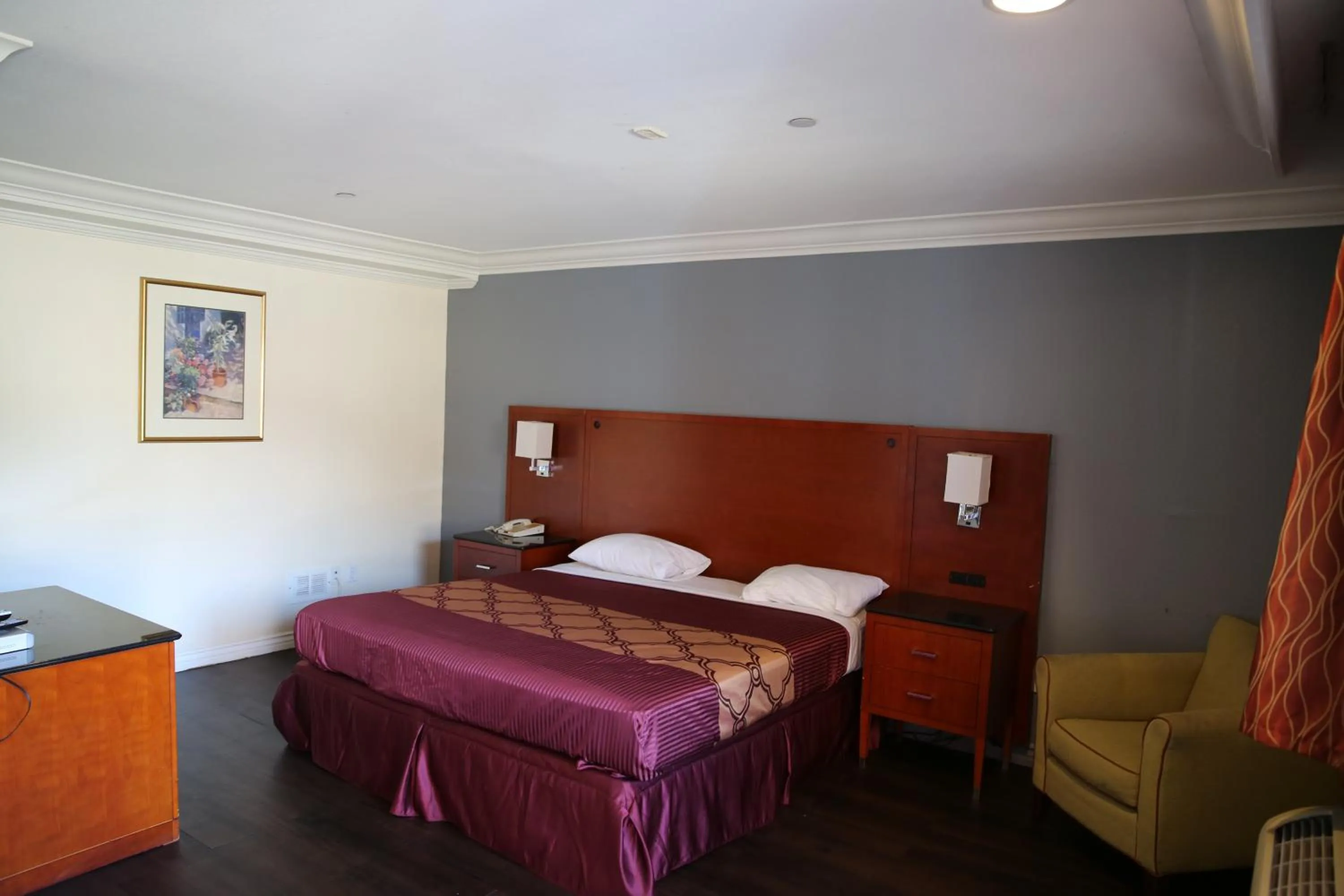 Bed in Chateau Inn & Suites