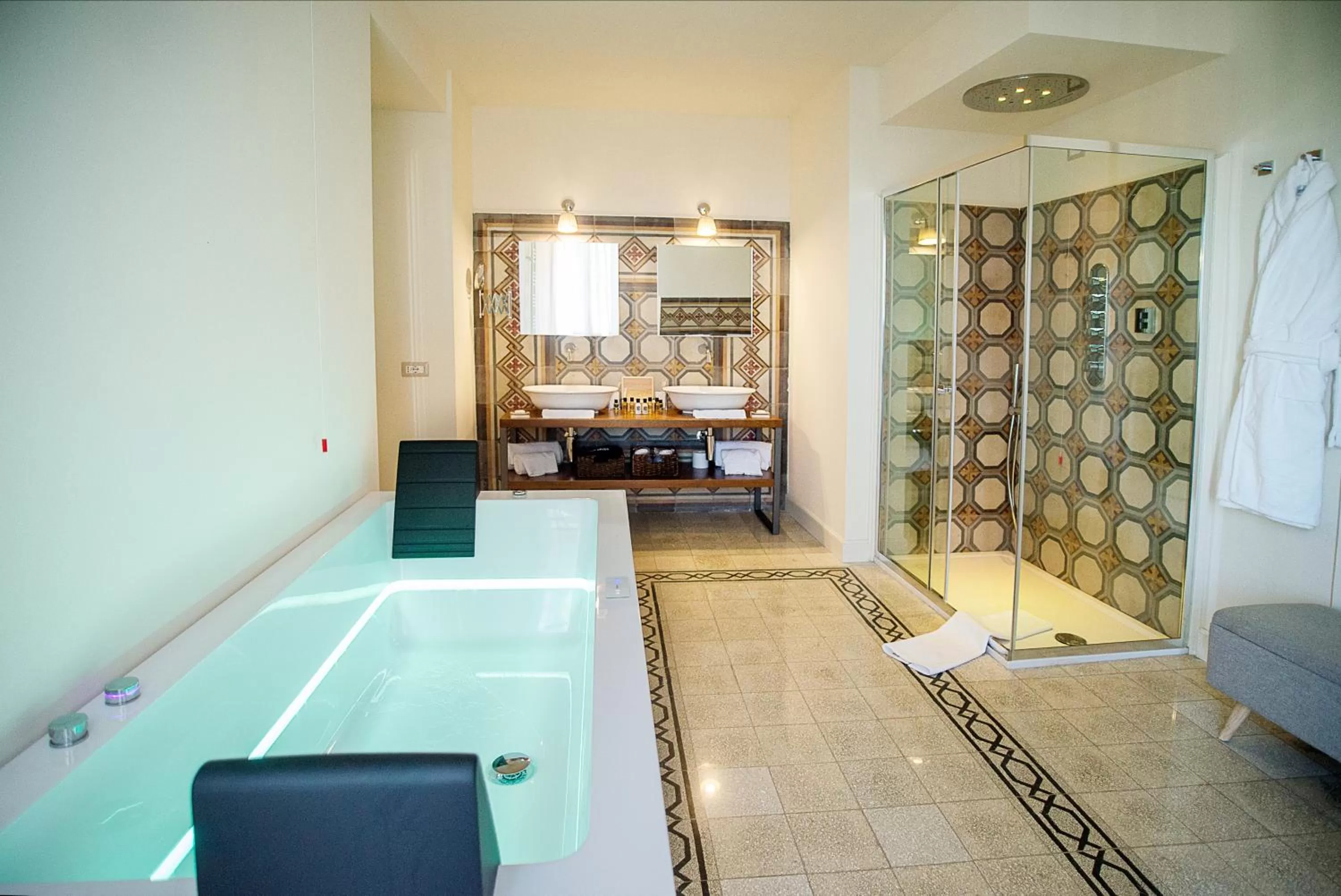 Shower in San Gemini Palace