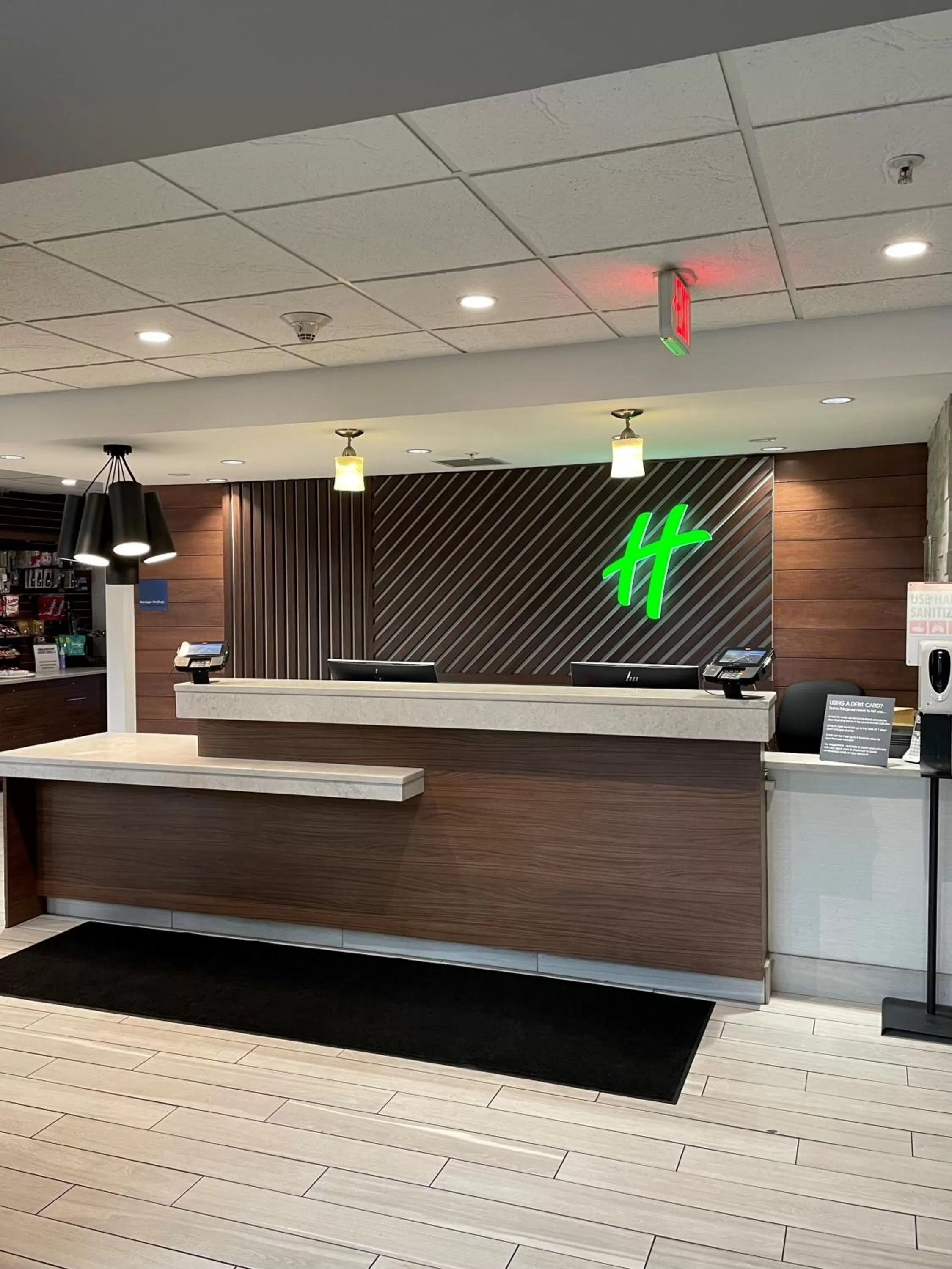 Lobby or reception in Holiday Inn & Suites Syracuse Airport - Liverpool by IHG