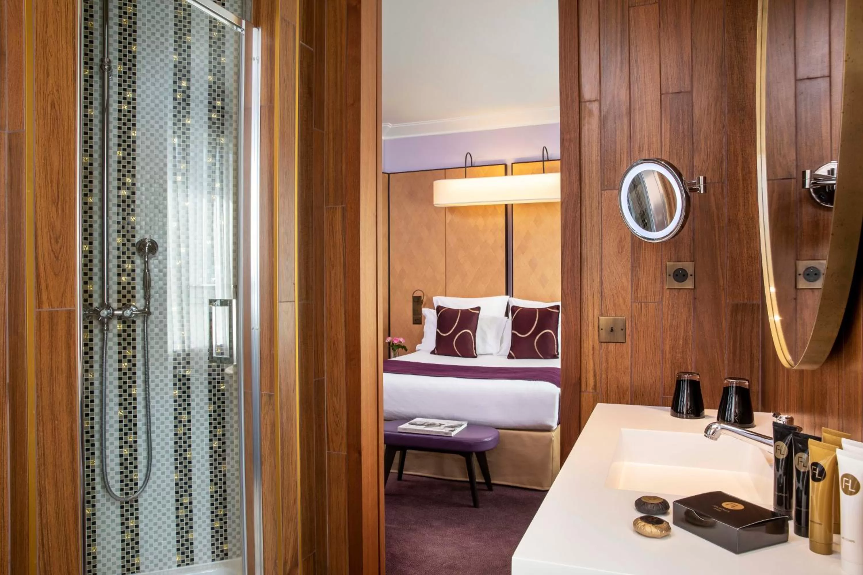 Bathroom, Bed in Hotel Maison FL