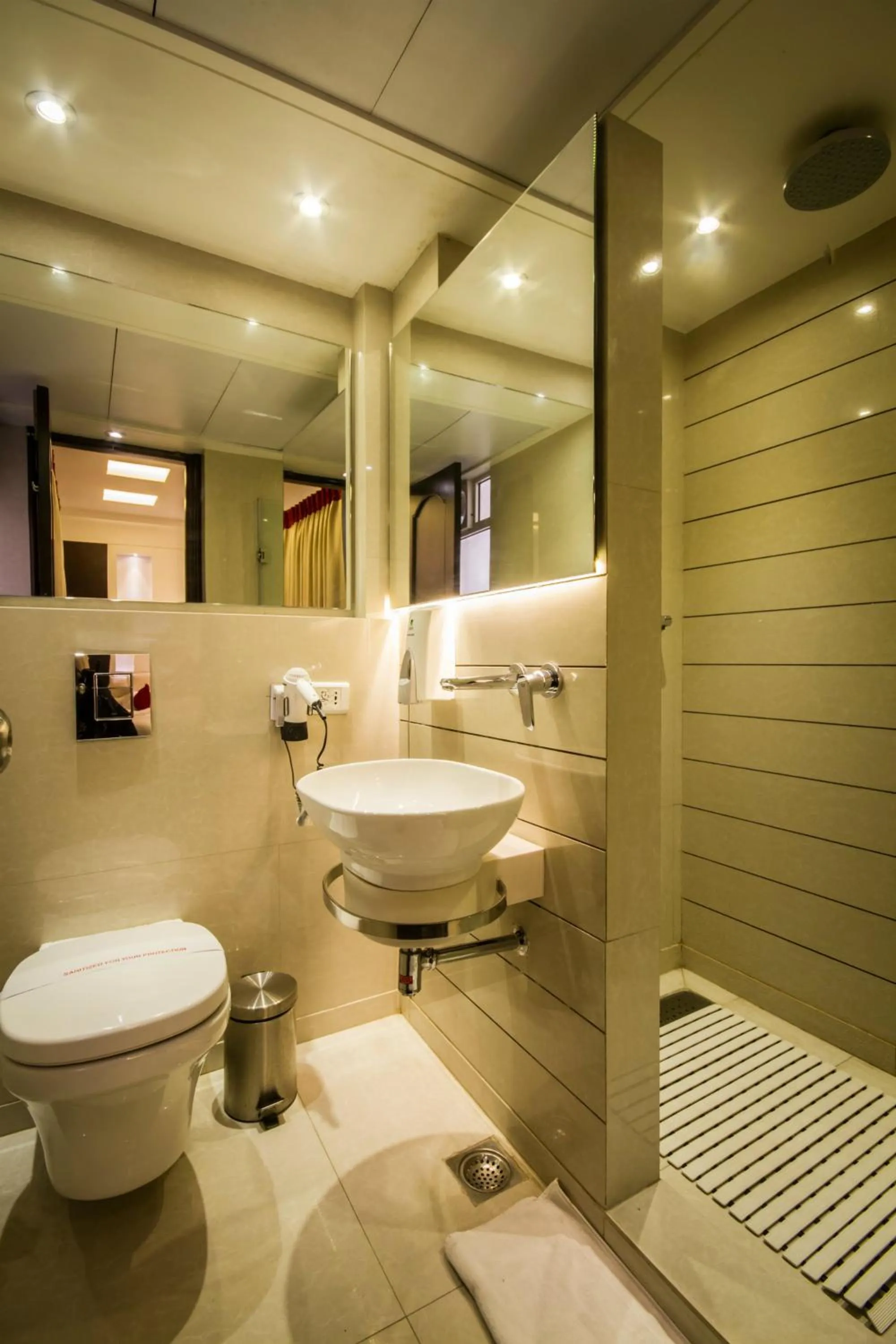 Shower in Hotel Grand Godwin - Near New Delhi Railway Station - Paharganj