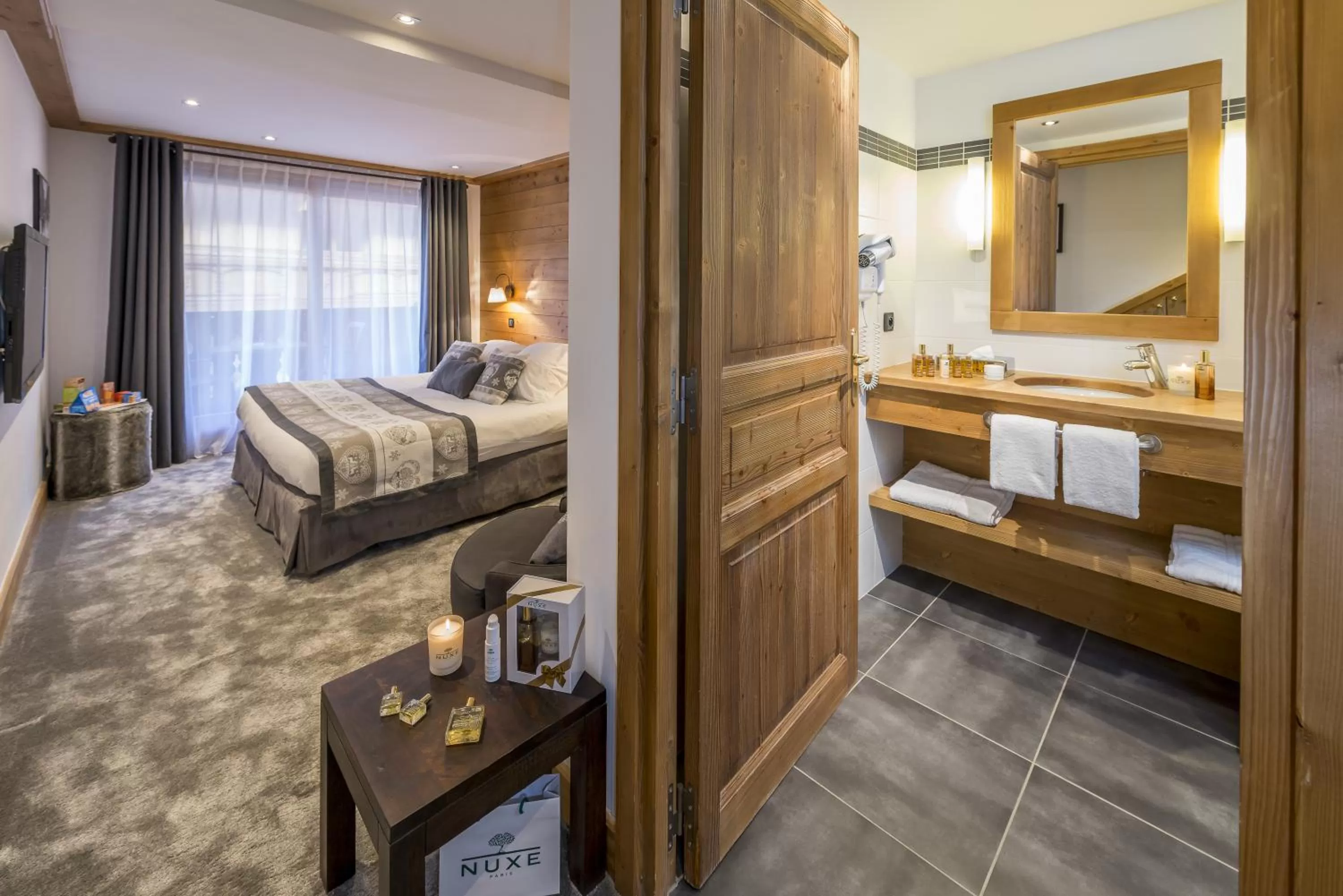 Bathroom, Bed in Hotel La Chaudanne