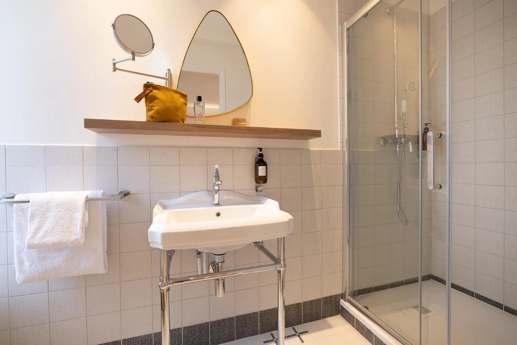 Shower in Hôtel Le Daum