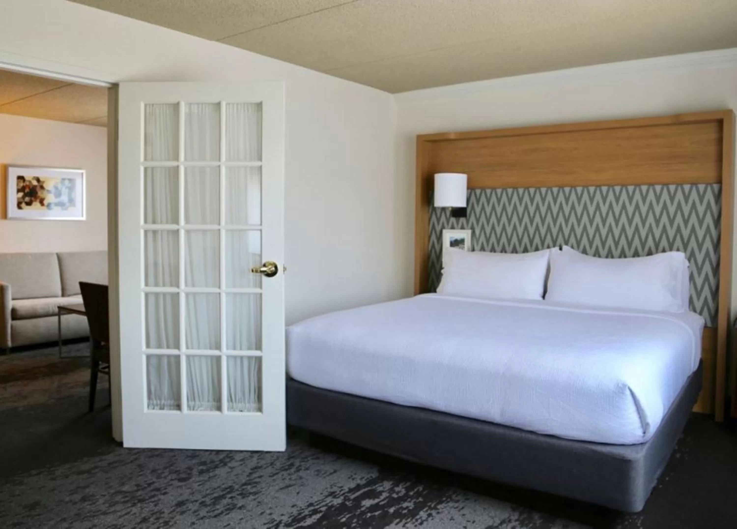 Photo of the whole room, Bed in Holiday Inn Salem by IHG