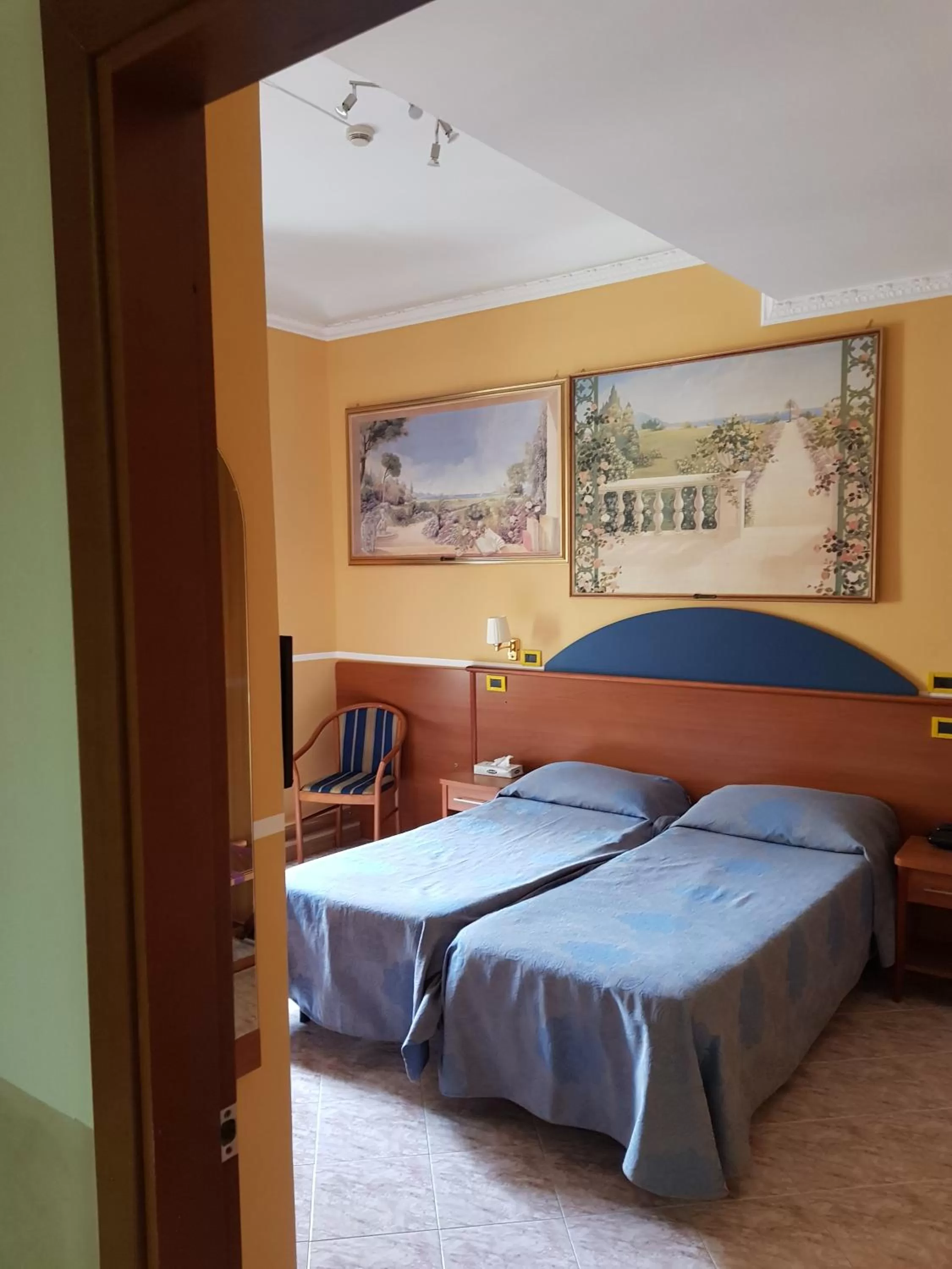 Photo of the whole room, Bed in Hotel Kennedy