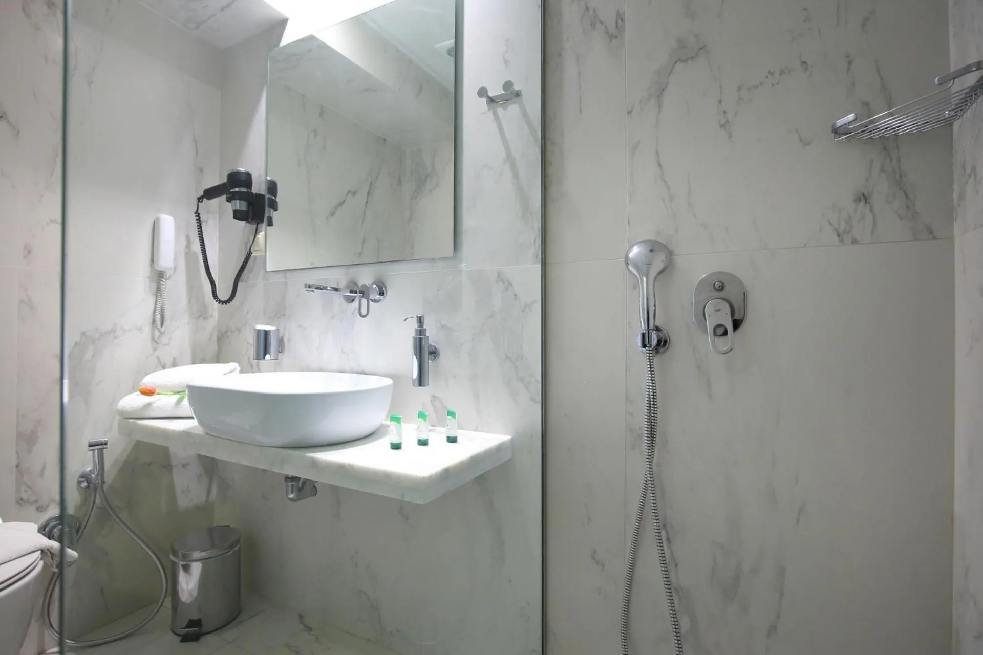 Shower in Hotel Lefkas