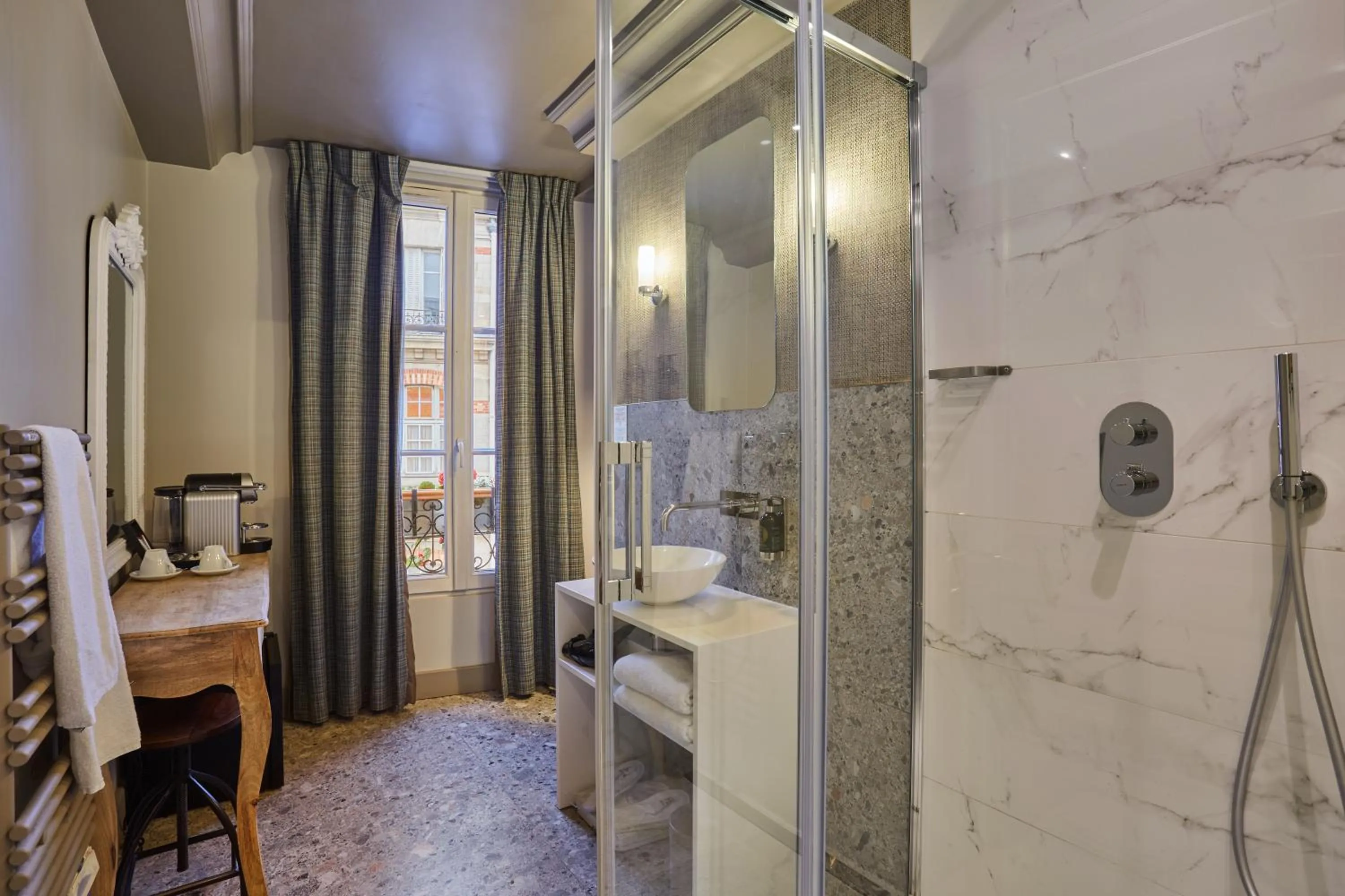 Bathroom in Le Robinet d'Or Paris Canal Saint Martin