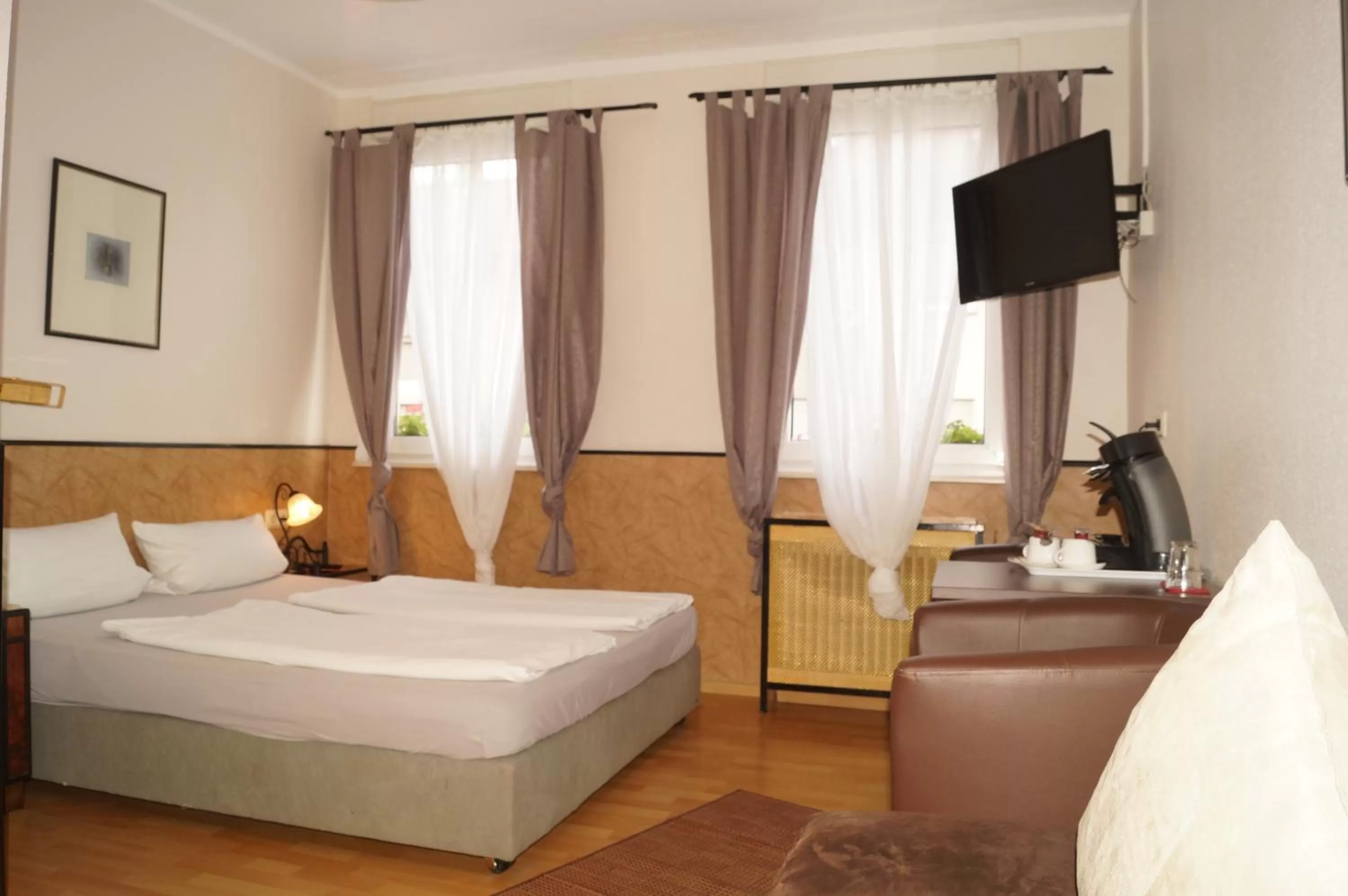 Photo of the whole room, Bed in Hotel Boos