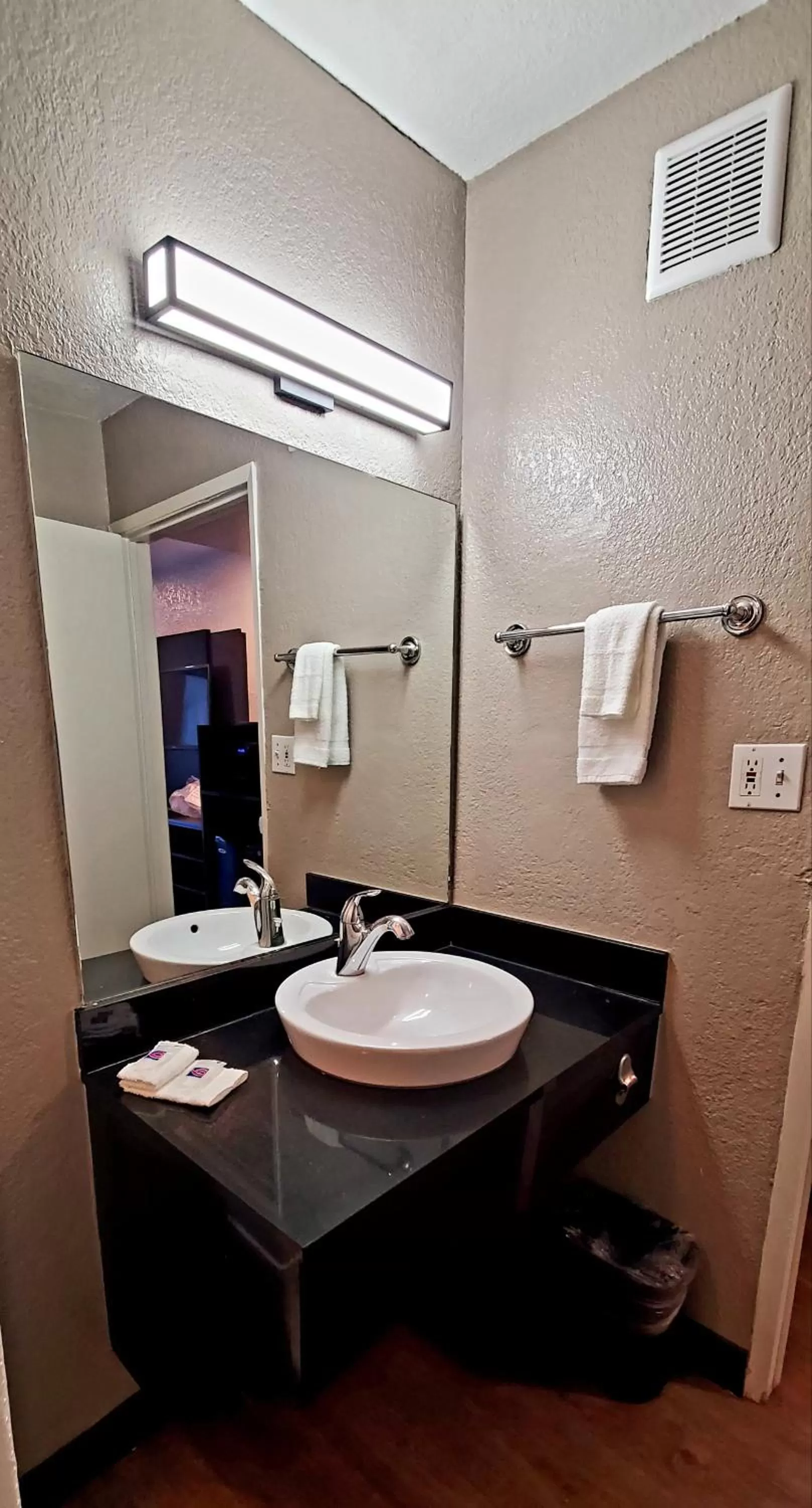 Queen Room - single occupancy - Smoking in Motel 6-Palmdale, CA