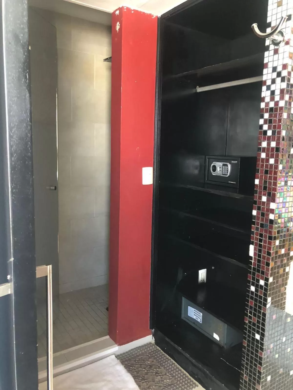 wardrobe, Bathroom in Hotel Cache