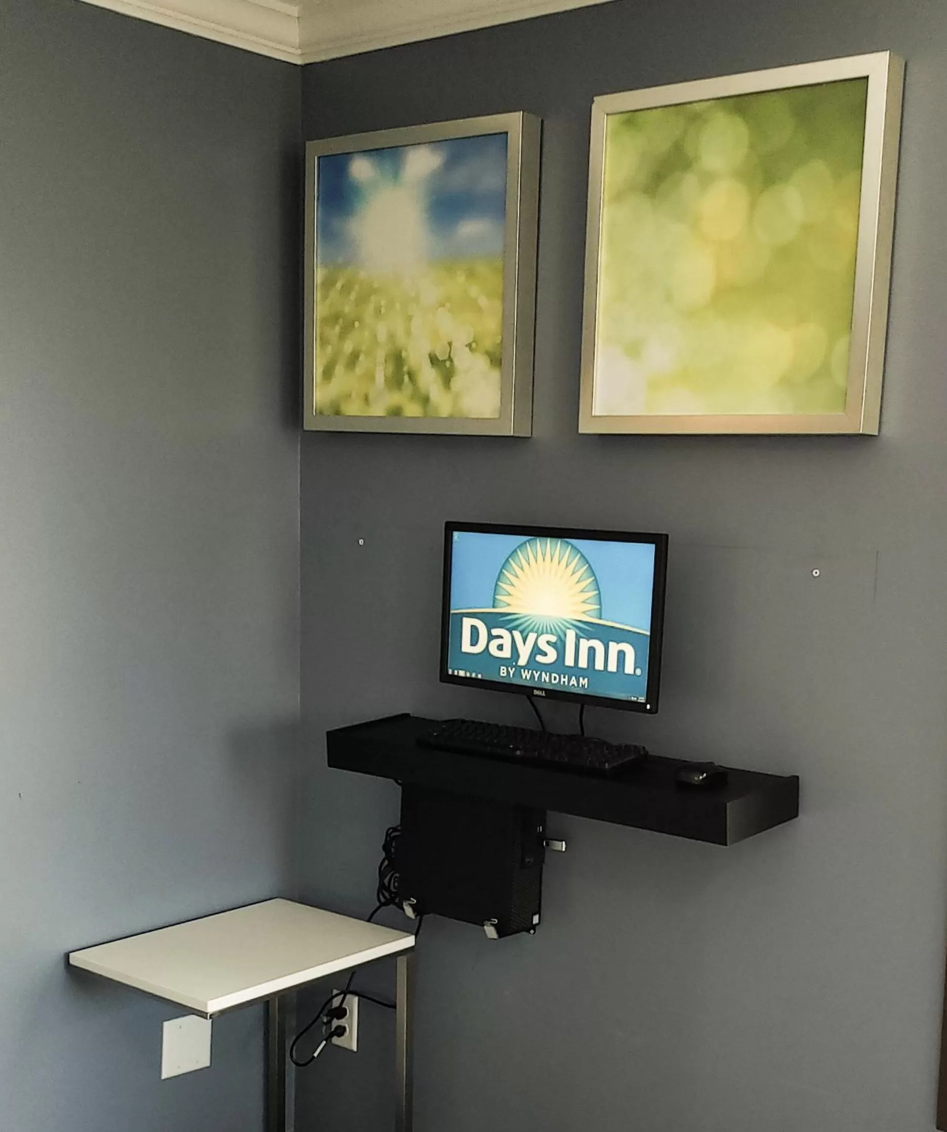 Days Inn & Suites by Wyndham Merrillville