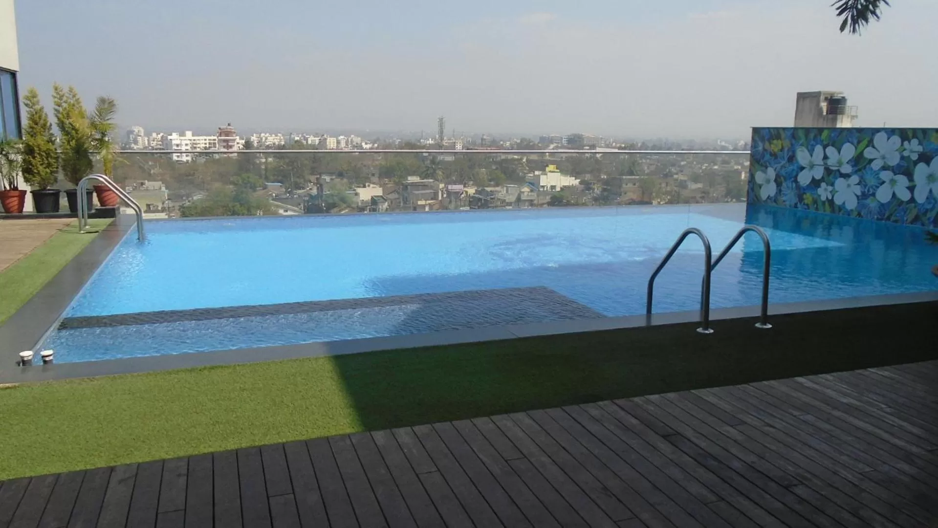 Swimming pool in Hotel Vrishali Executive