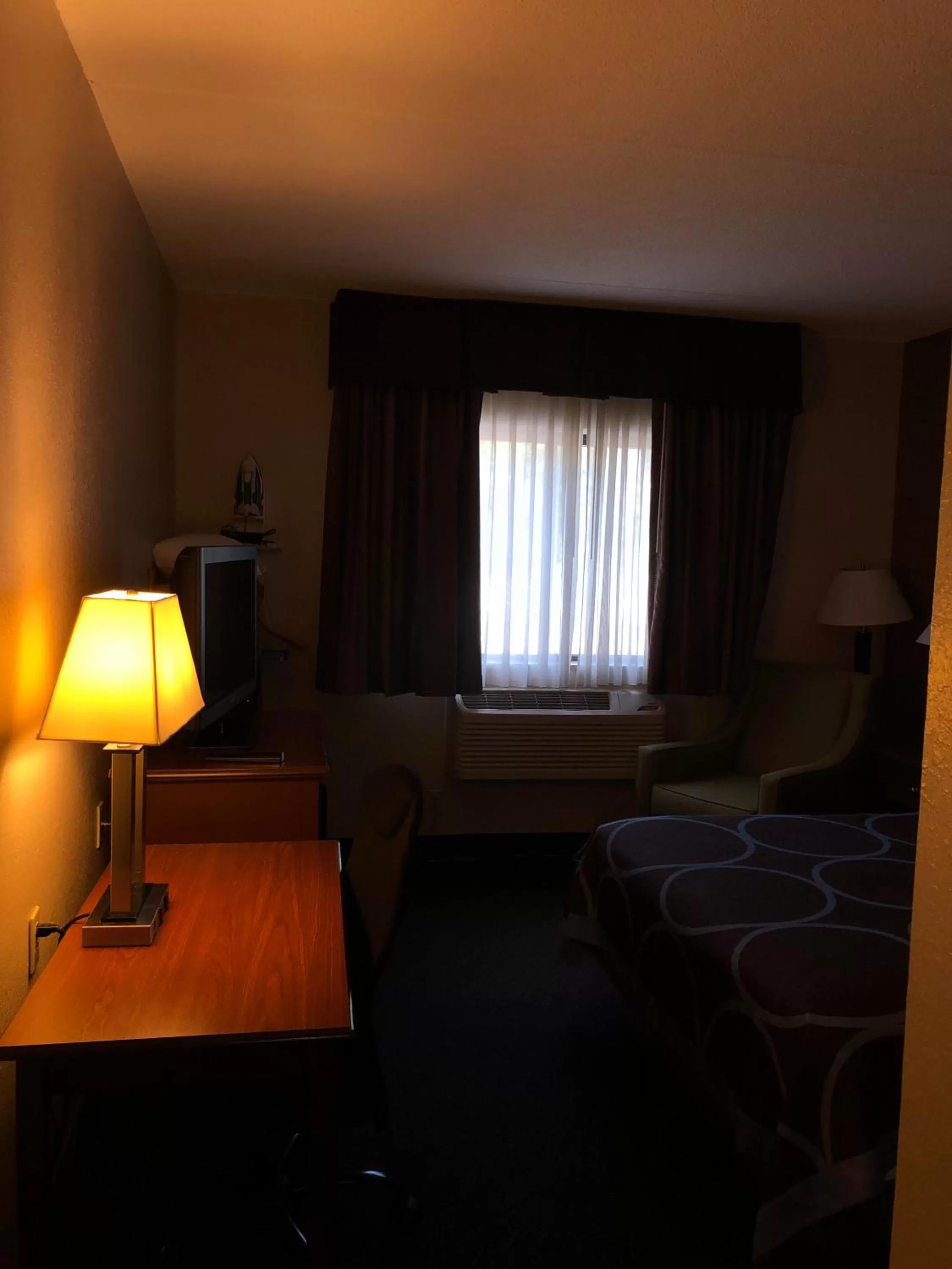 TV and multimedia, Bed in Super 8 by Wyndham Manchester Airport