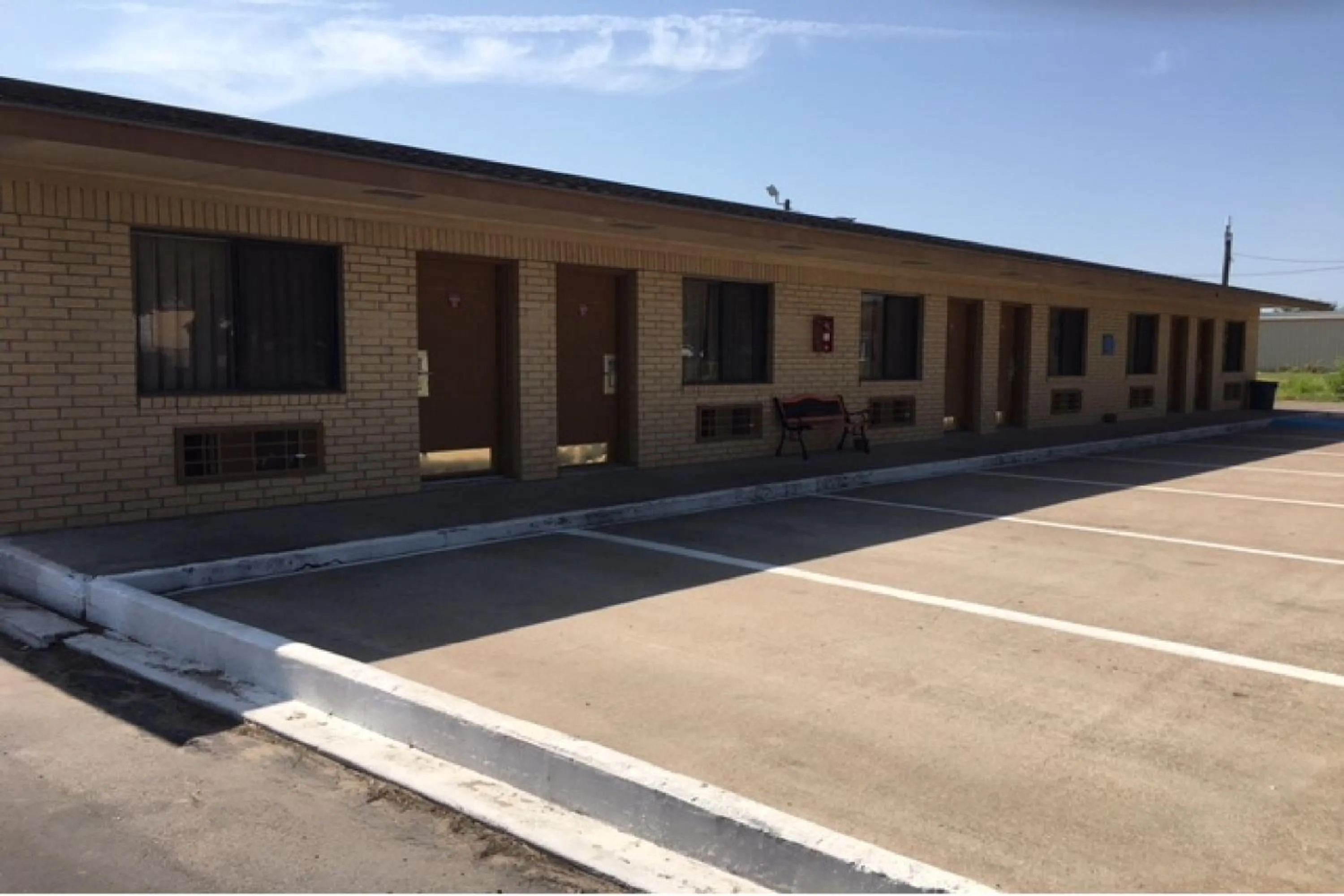 Property building in Hebbronville Executive Inn
