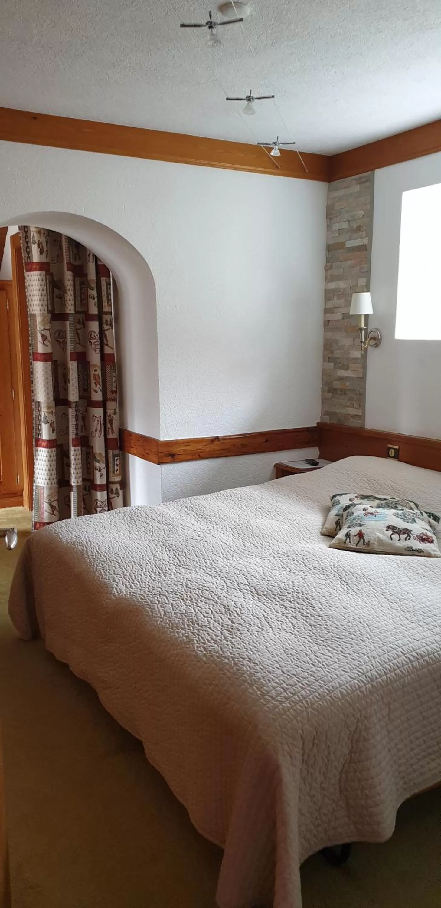 Bed in HOTEL de la Truite & SPA Le petit Nautilus