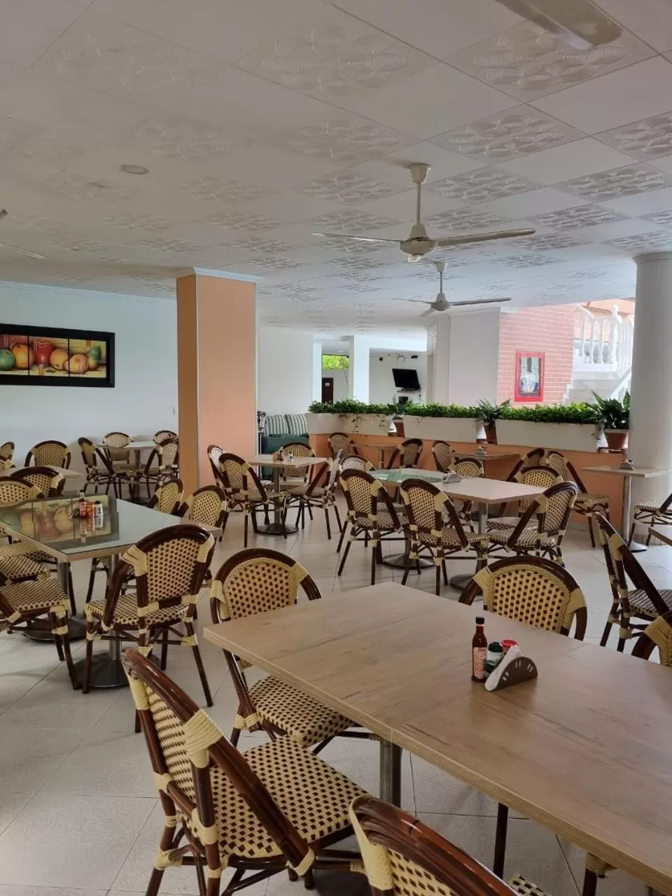 Restaurant/places to eat in Zahira Hotel Melgar