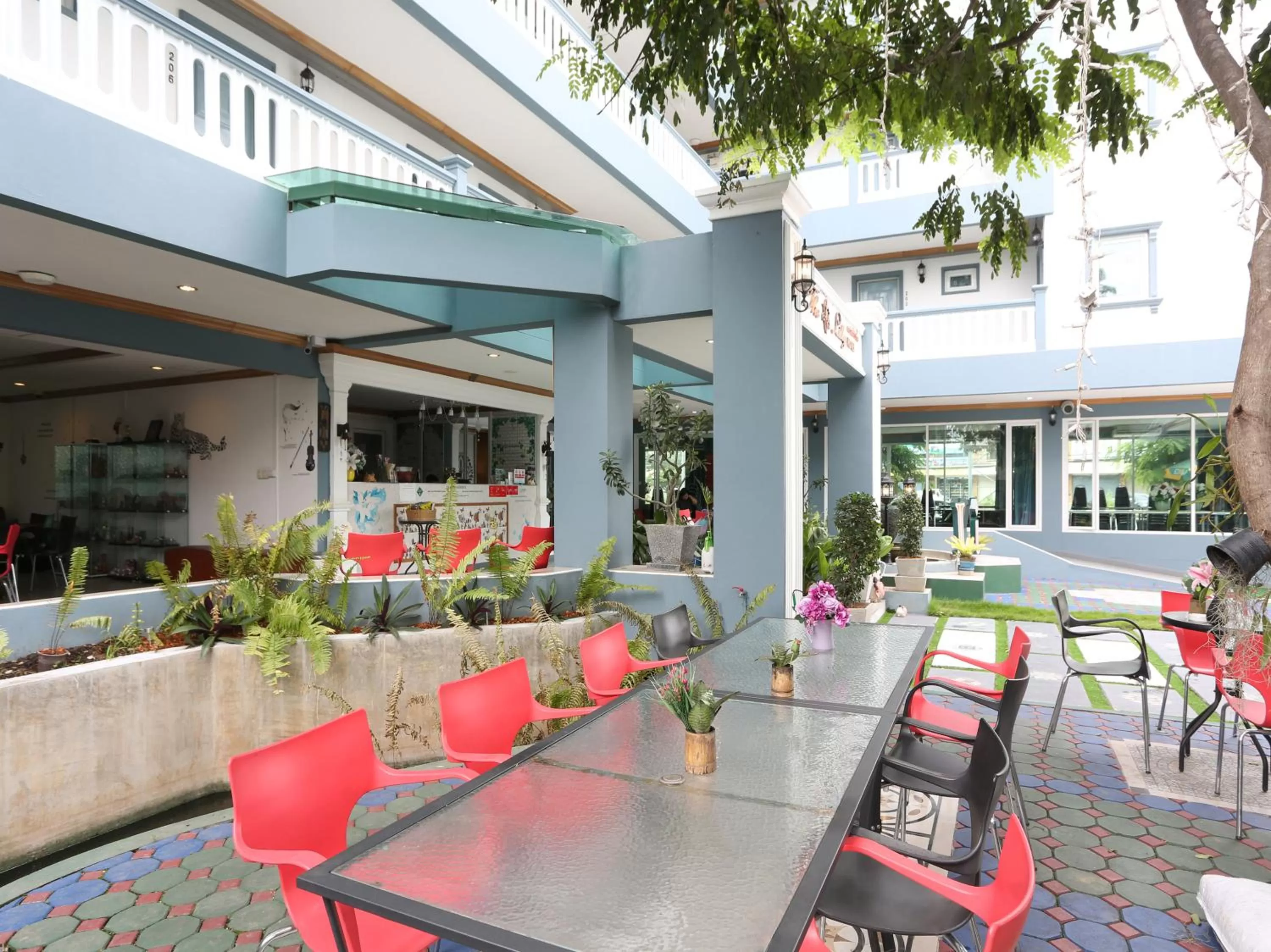 Restaurant/places to eat in The Lilly Hotel