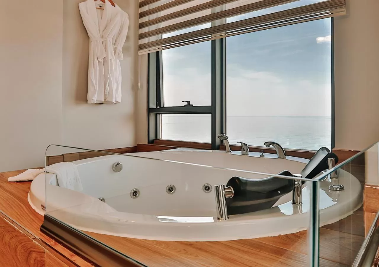 Hot Tub in Peerless Villas Hotel