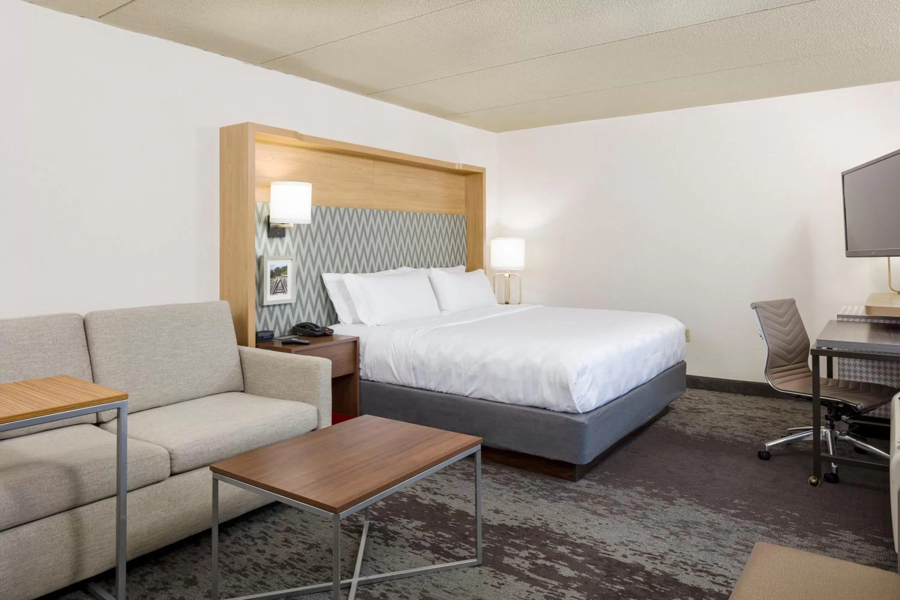 Photo of the whole room, Bed in Holiday Inn Salem by IHG