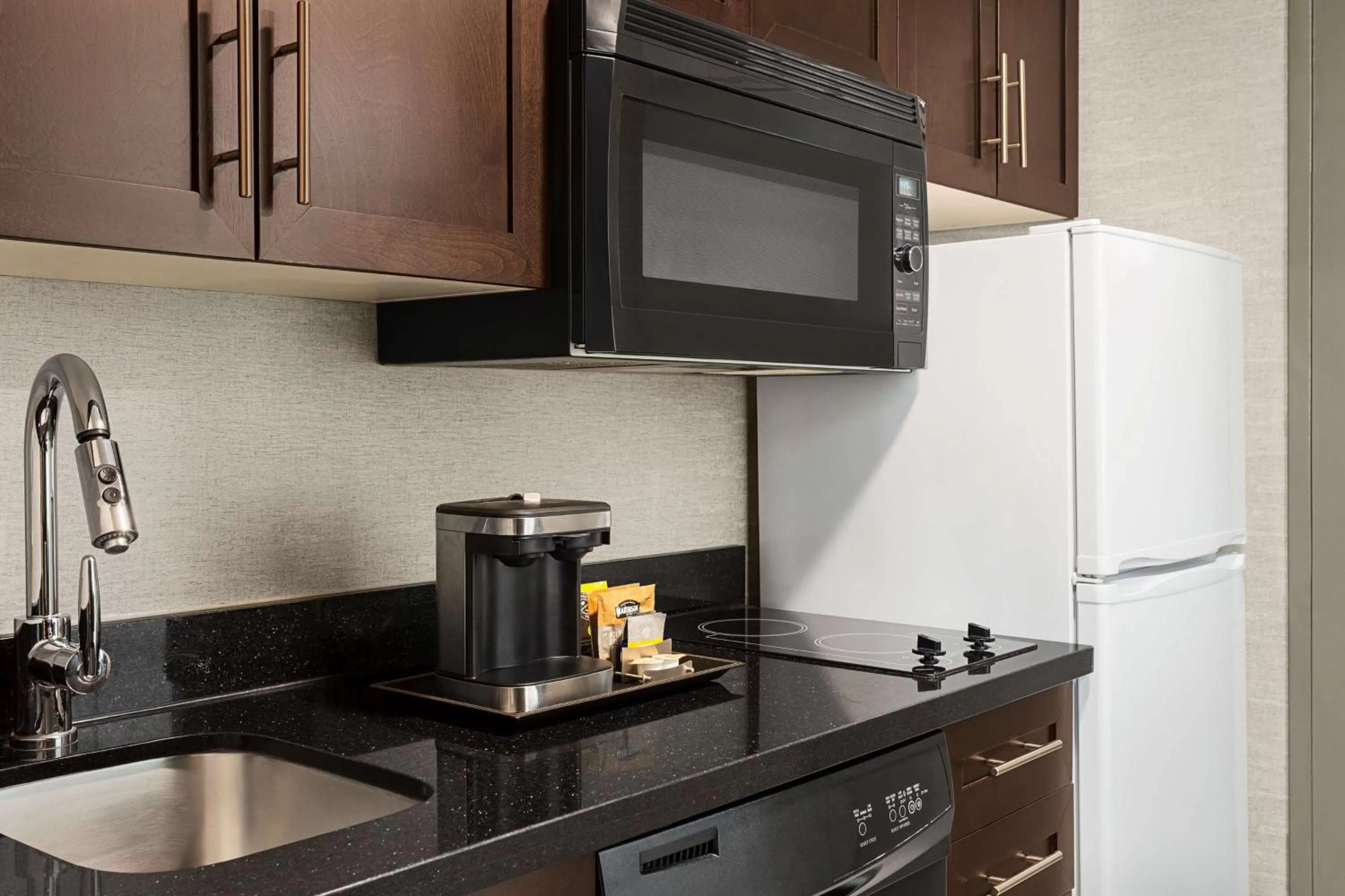 Coffee/tea facilities in Doubletree By Hilton Pointe Claire Montreal Airport West