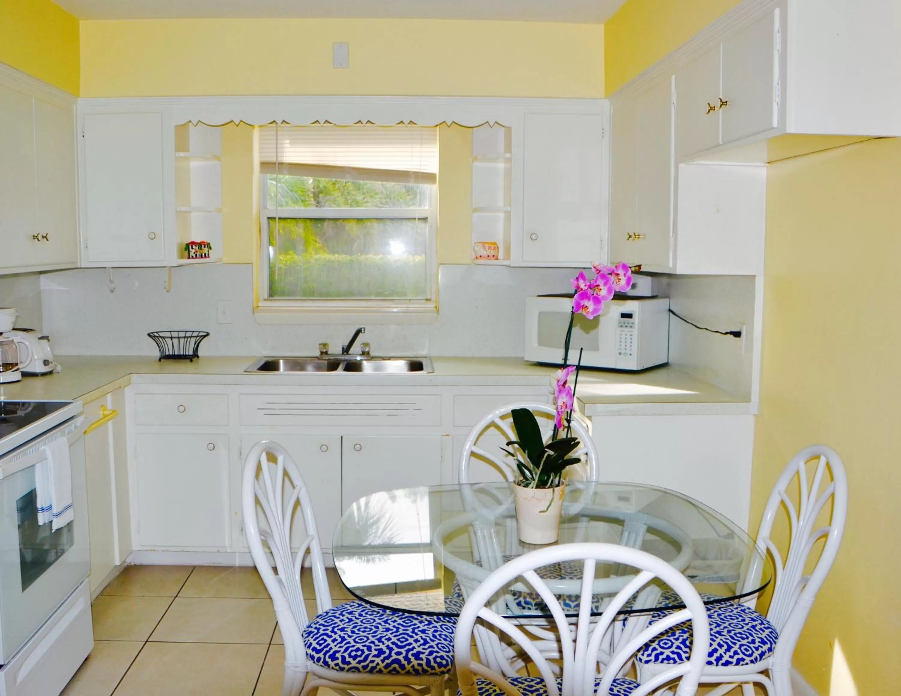 Kitchen or kitchenette, Kitchen/Kitchenette in Sea Turtle Inn