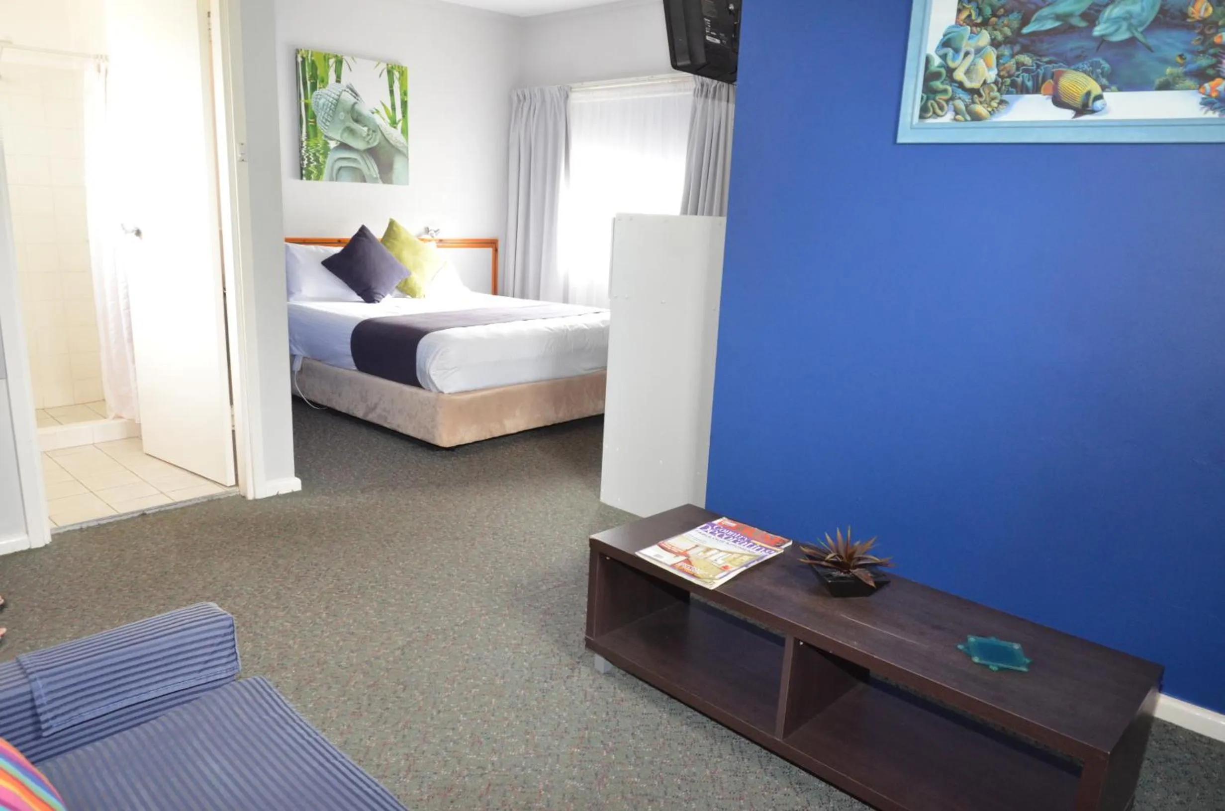 Seating area, Bed in Orana Windmill Motel