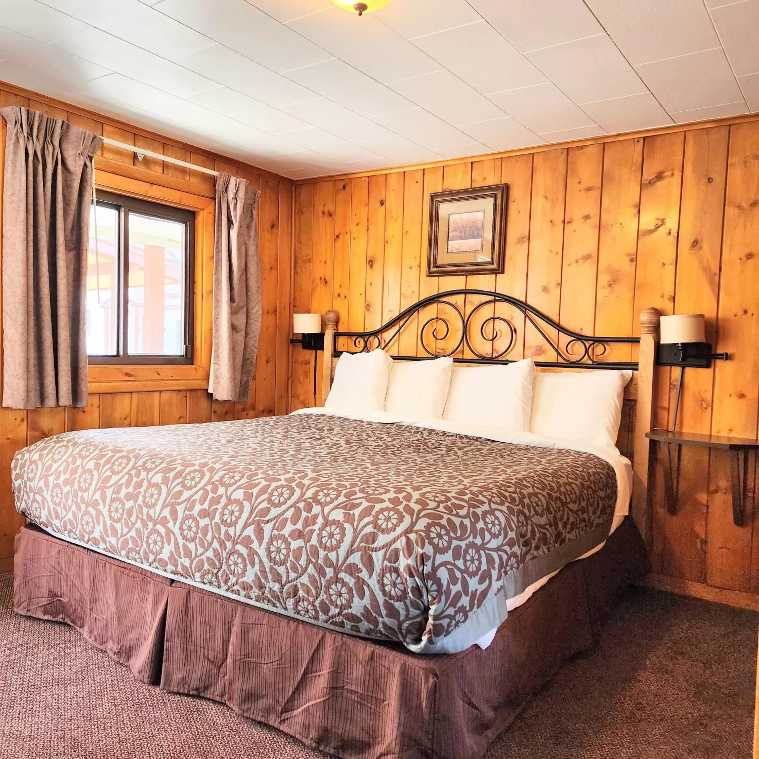 Bedroom, Bed in Canyon Motel near Rocky Mountain National Park
