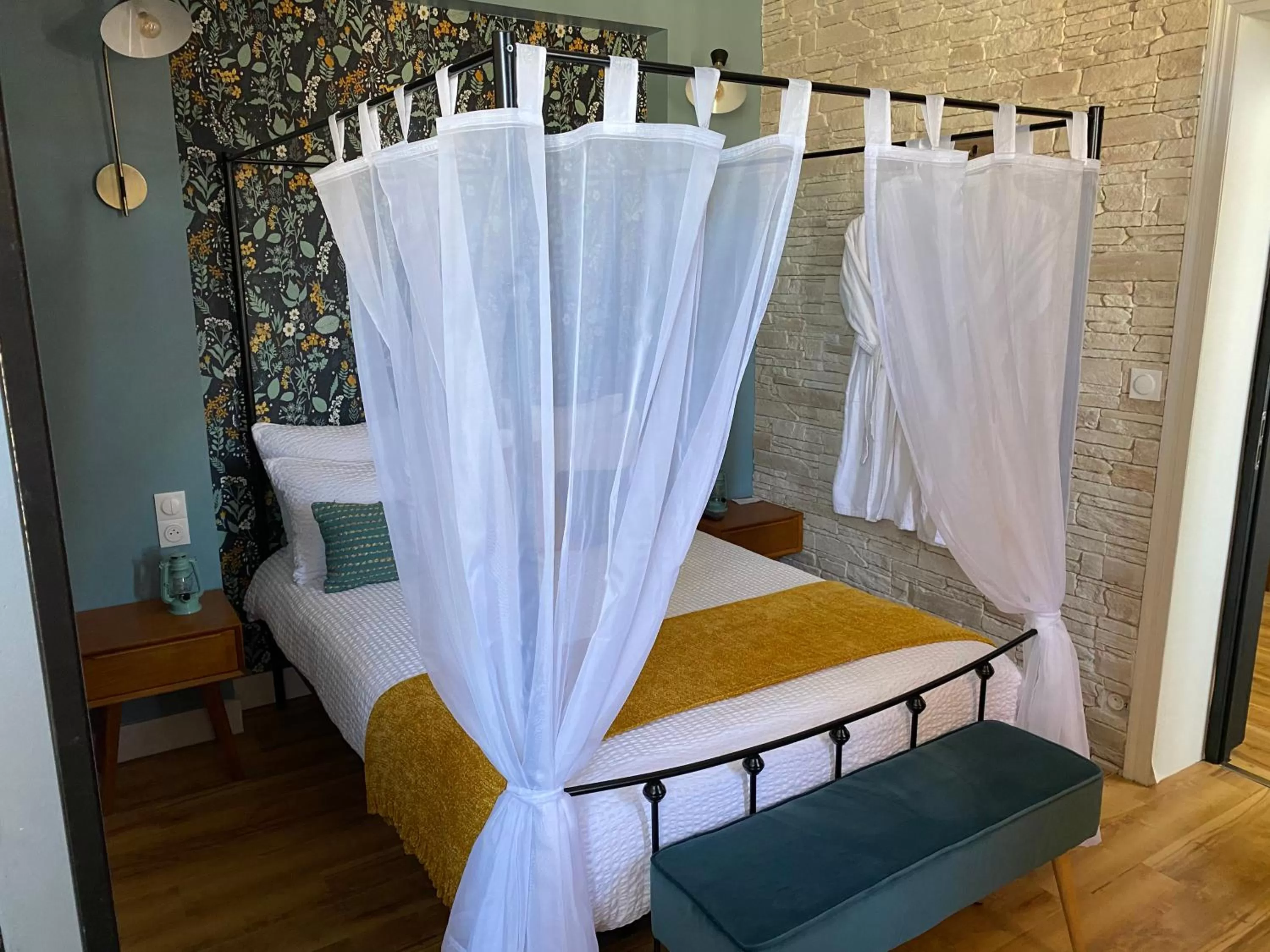 Bedroom, Bed in La Rochelle et l'Aunis