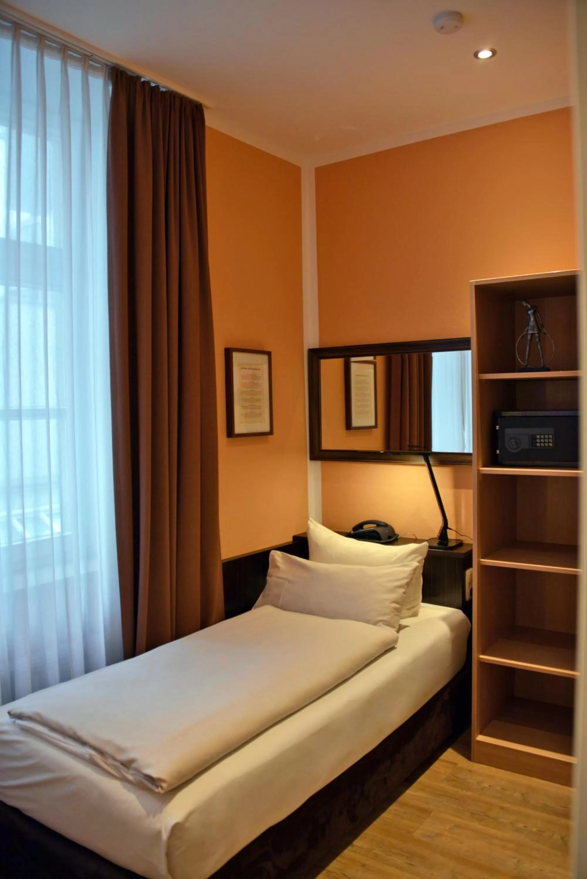 Photo of the whole room, Bed in Arthotel Munich