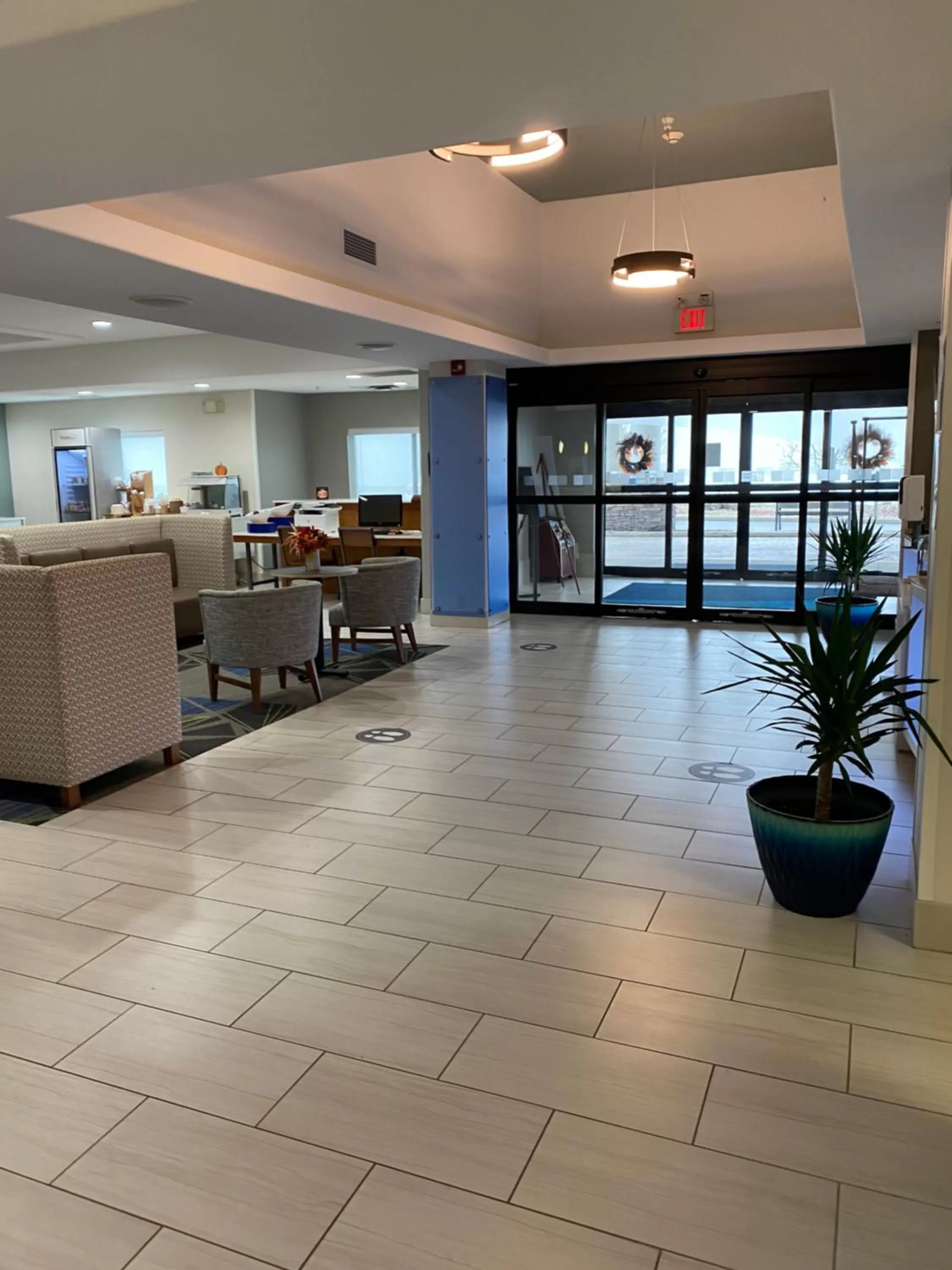 Lobby or reception in Holiday Inn Express Hotel & Suites Weston by IHG