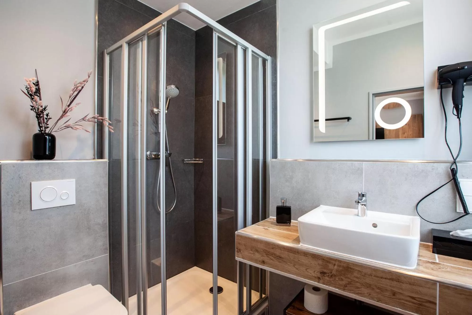 Bathroom in Elens Hotel