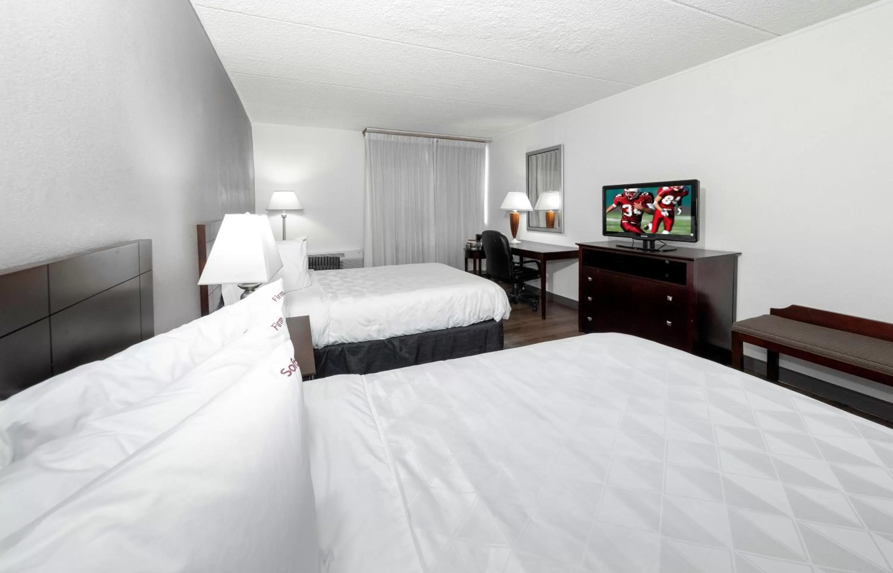 Photo of the whole room, Bed in Red Roof PLUS Newark Liberty Airport - Carteret