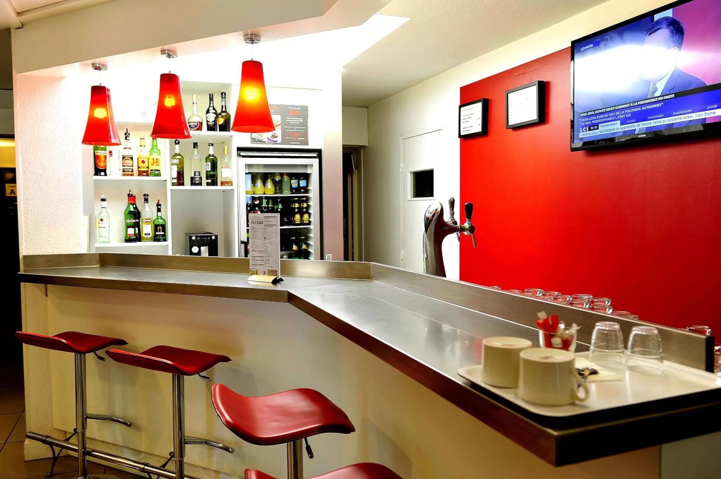 Lounge or bar in ibis Lyon Est Beynost