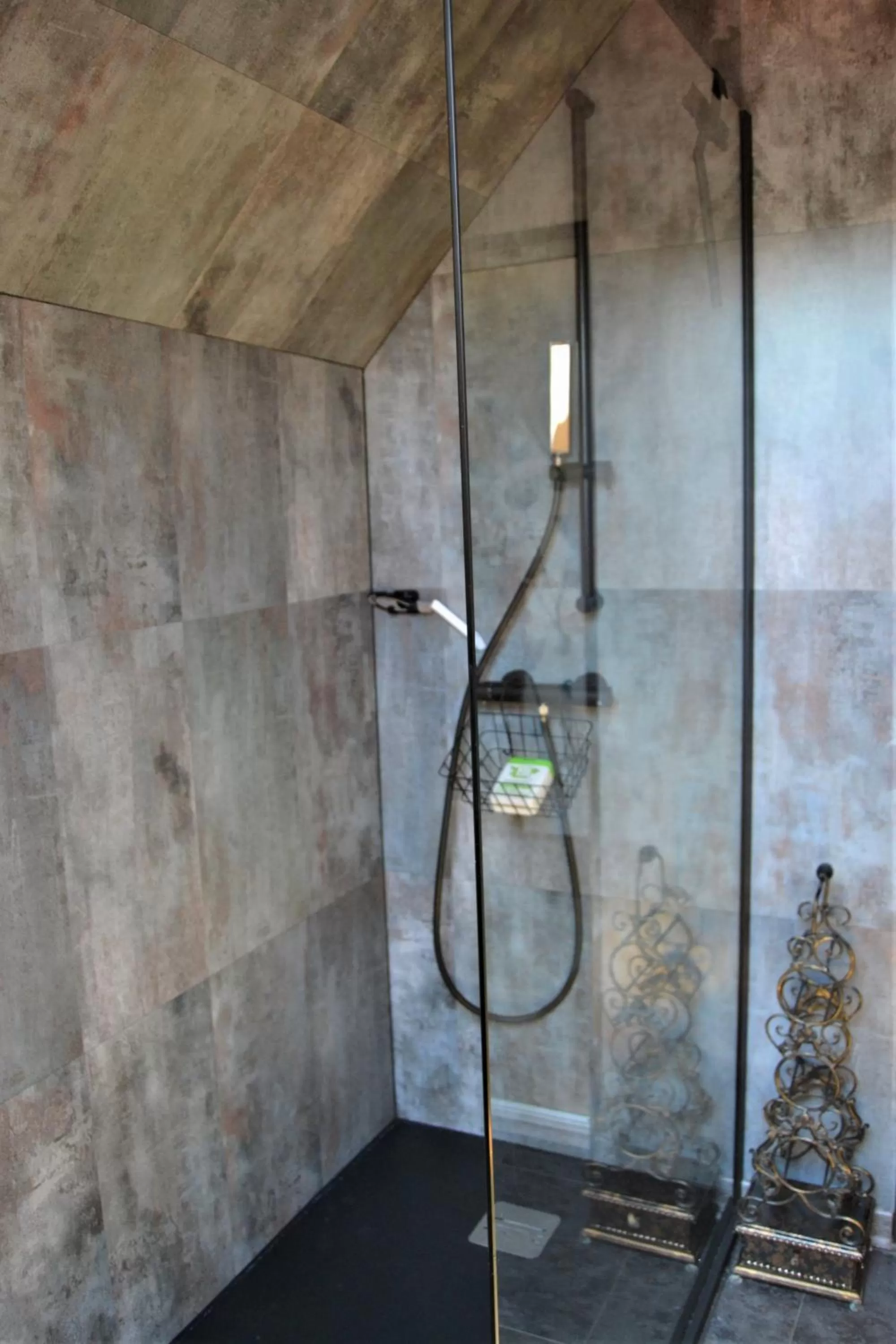 Shower, Bathroom in Au temps suspendu