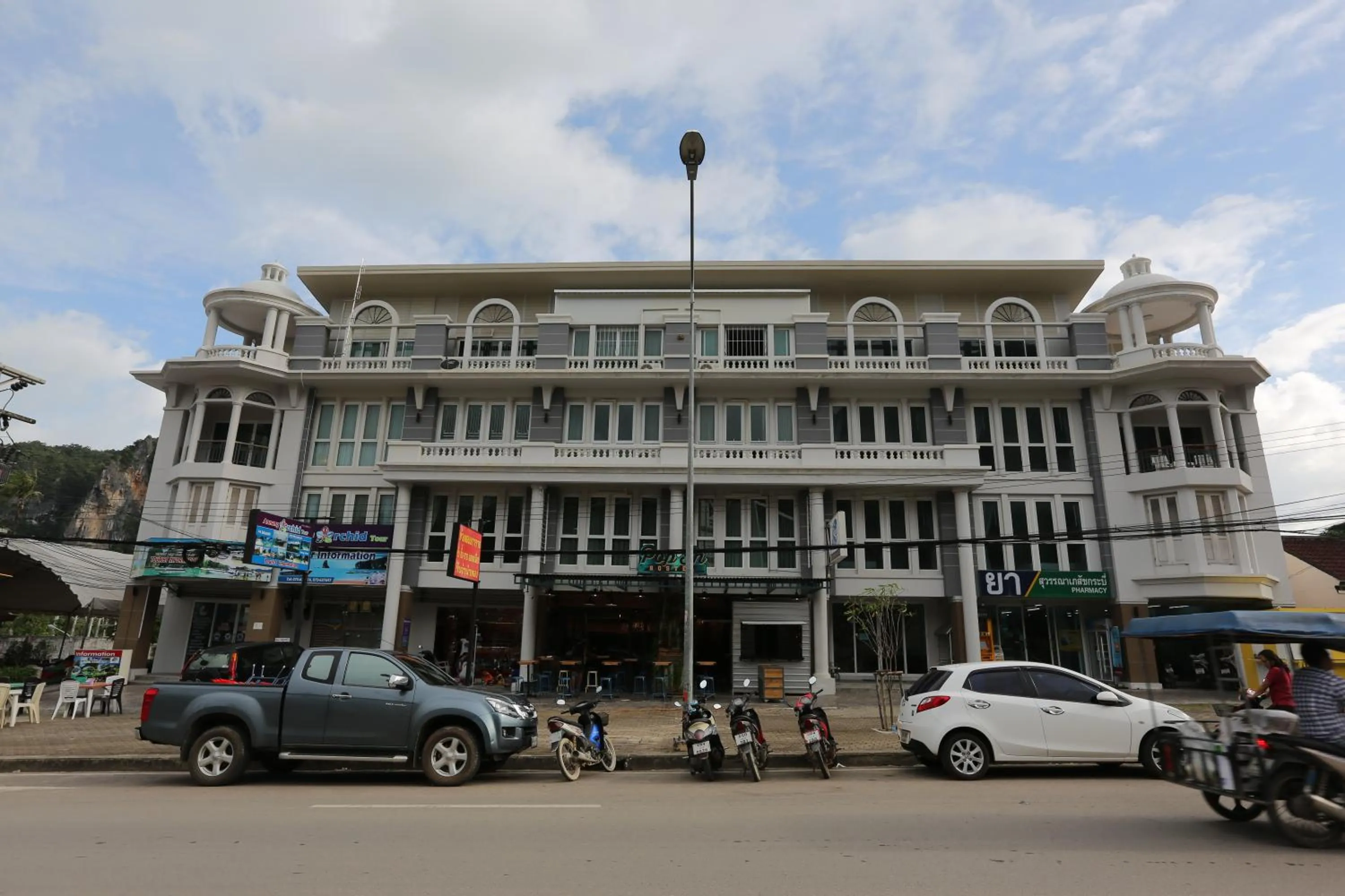 Communal lounge/ TV room in Pop-In Aonang