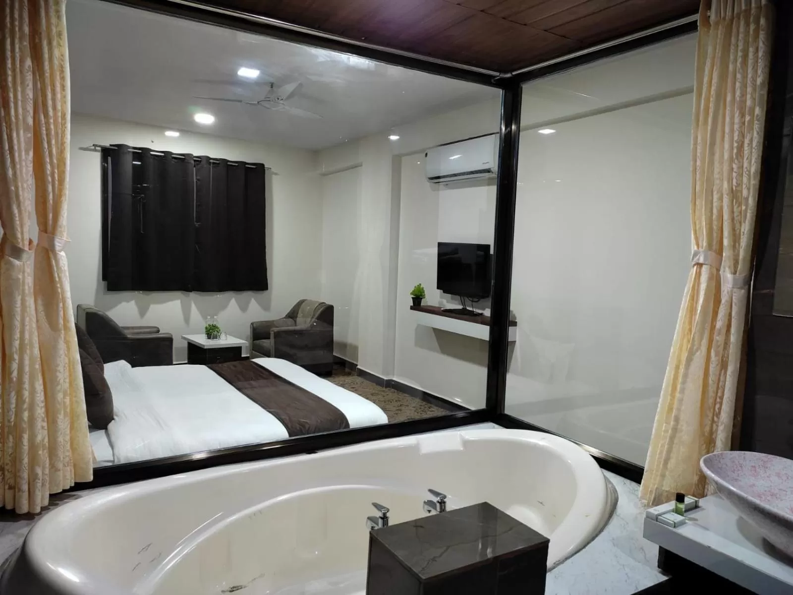 Bathroom, Bed in Hotel Jurkis, Kolhapur