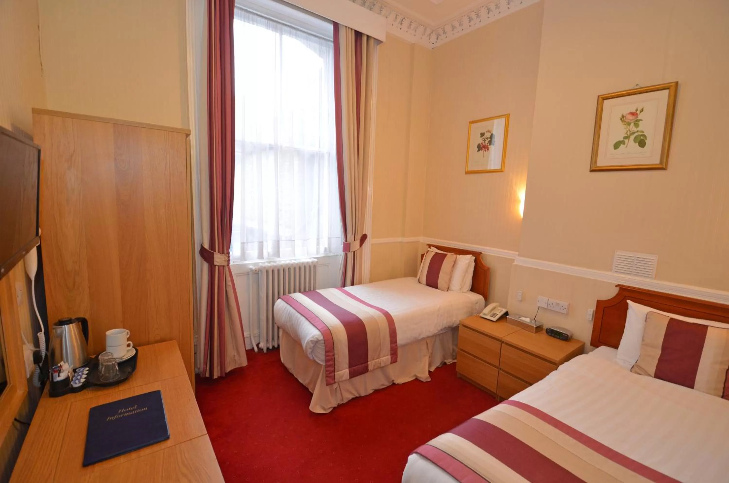 Photo of the whole room, Bed in Parkwood Hotel