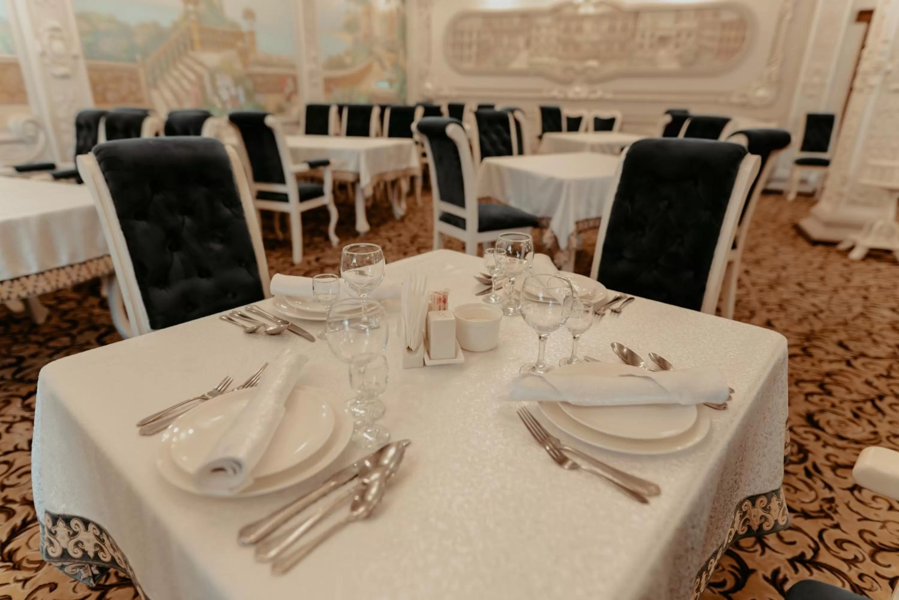 Restaurant/places to eat in Astor Hotel