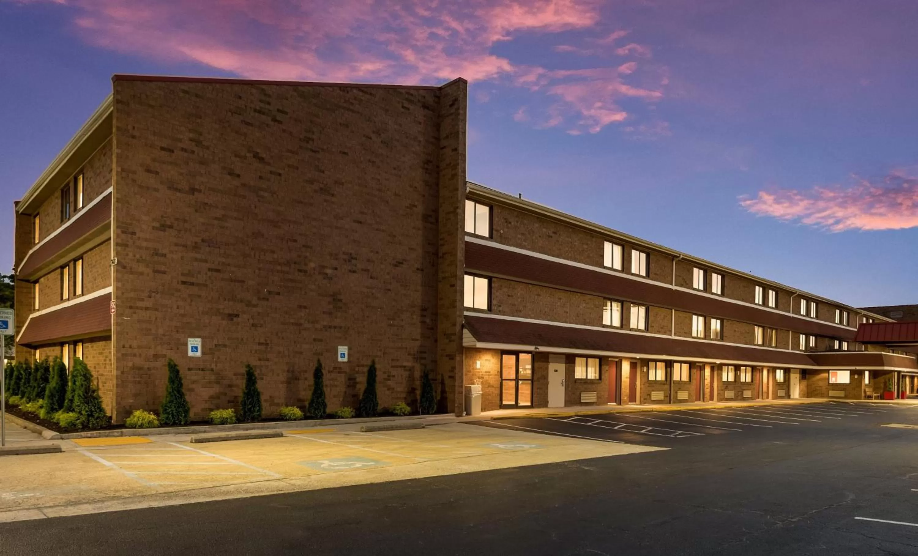 Property building in Red Roof Inn PLUS+ Columbus - Worthington