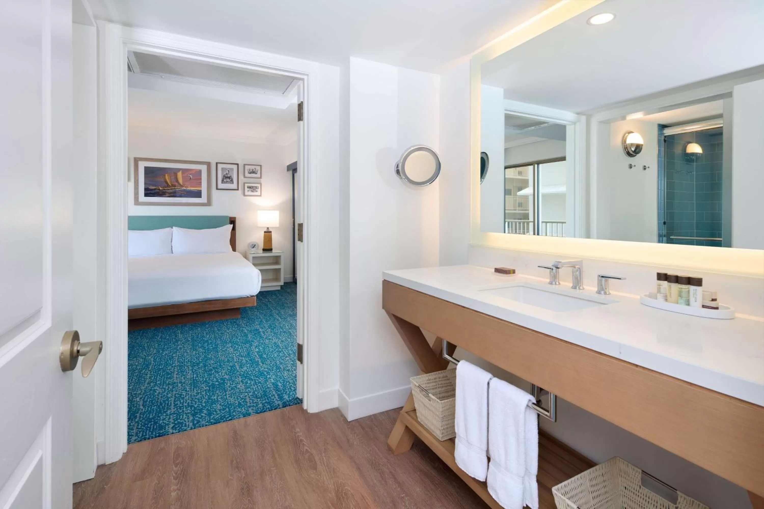 Bathroom, Bed in OUTRIGGER Reef Waikiki Beach Resort