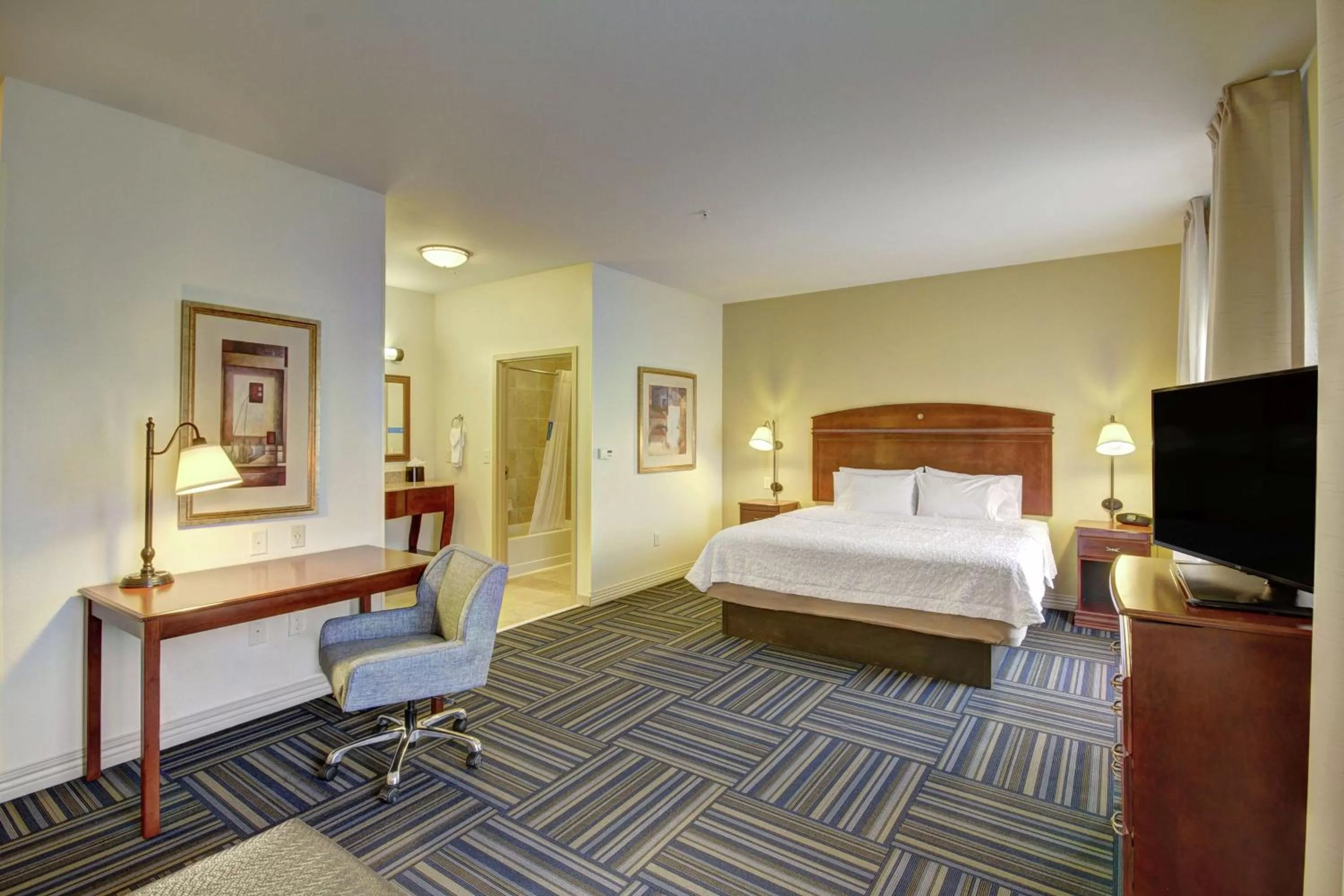 Bedroom, Bed in Hampton Inn and Suites Alexandria