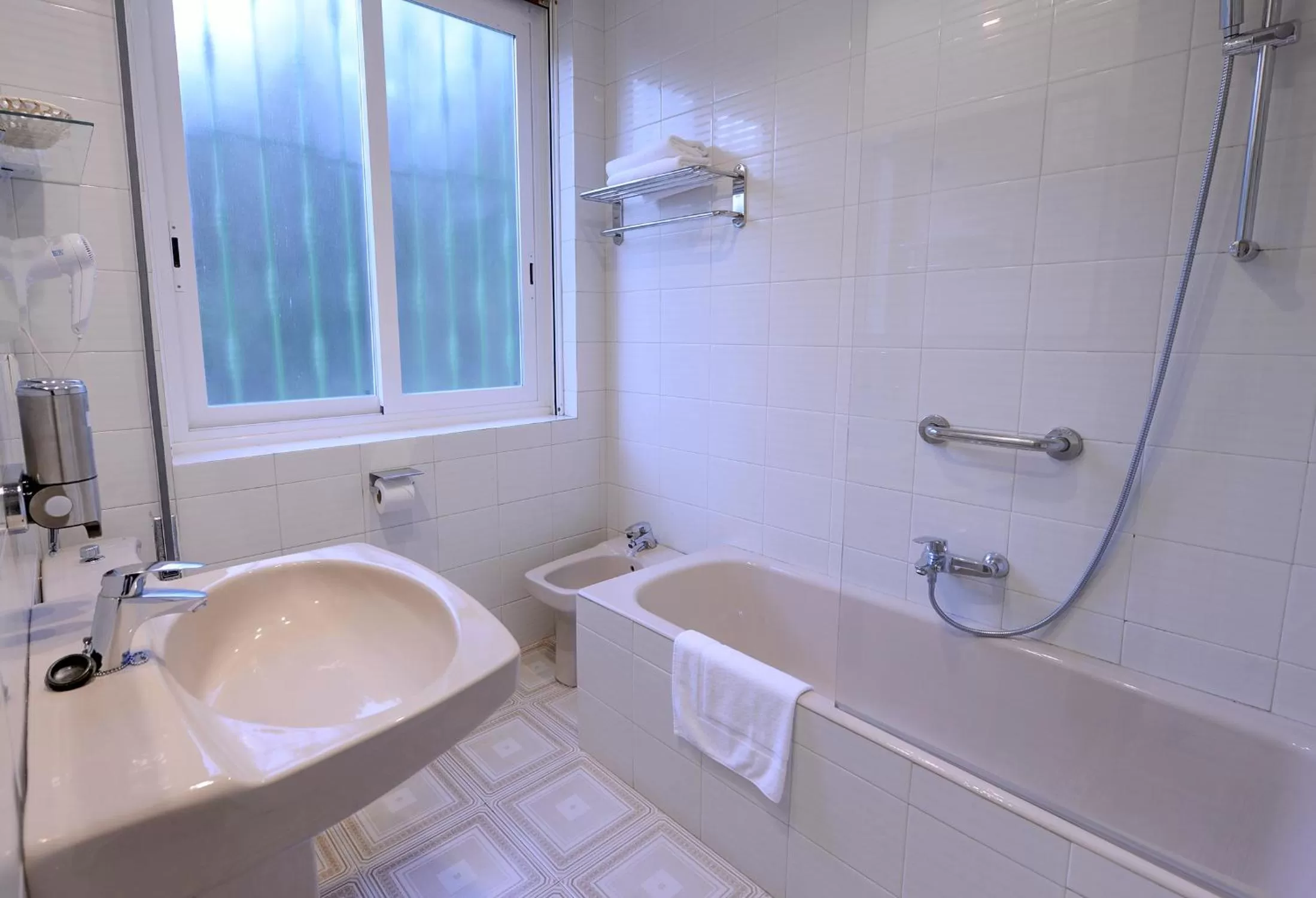 Shower in Hotel Alcazar Irun