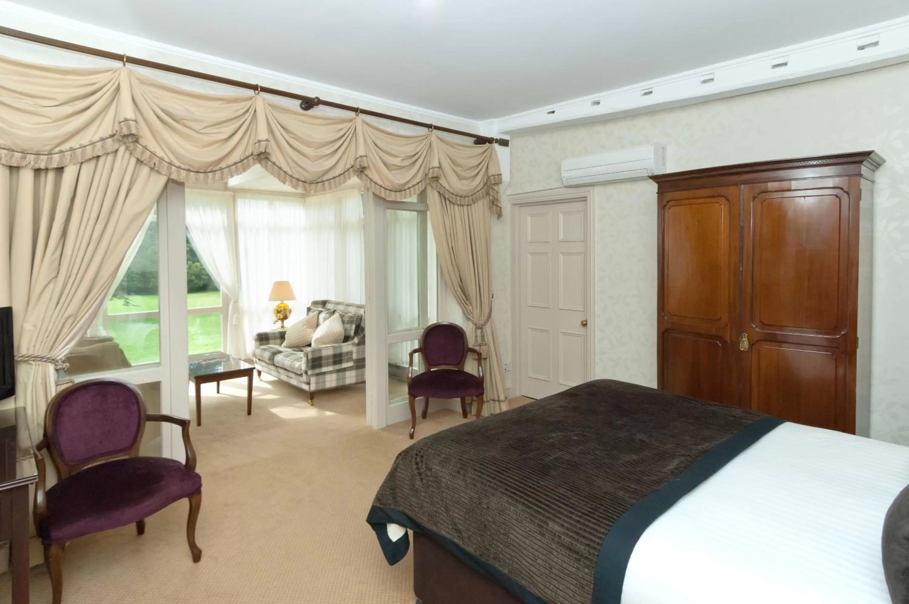 Bed in Flitwick Manor Hotel